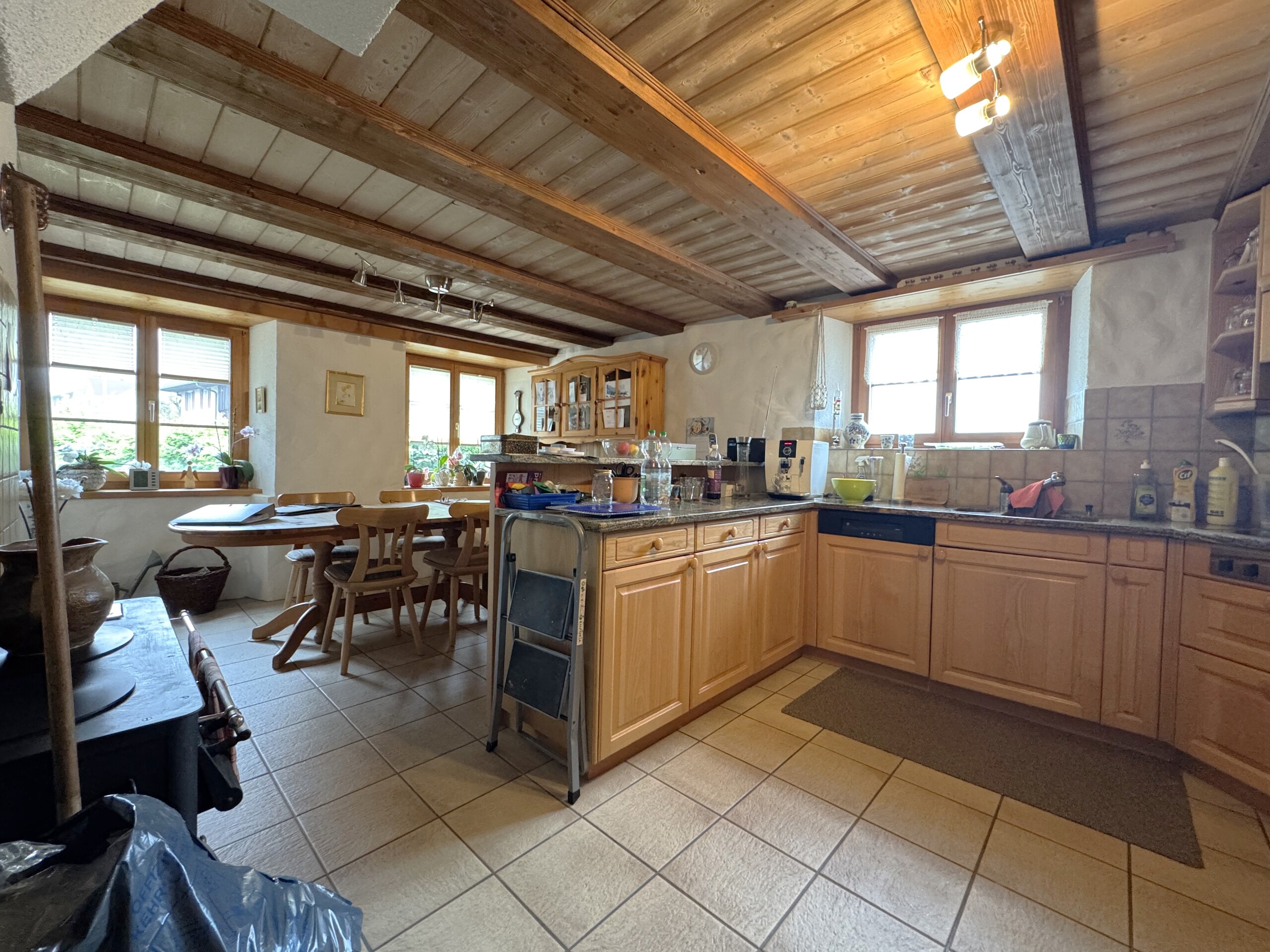 Rustikale Wohnküche mit Holzdecke