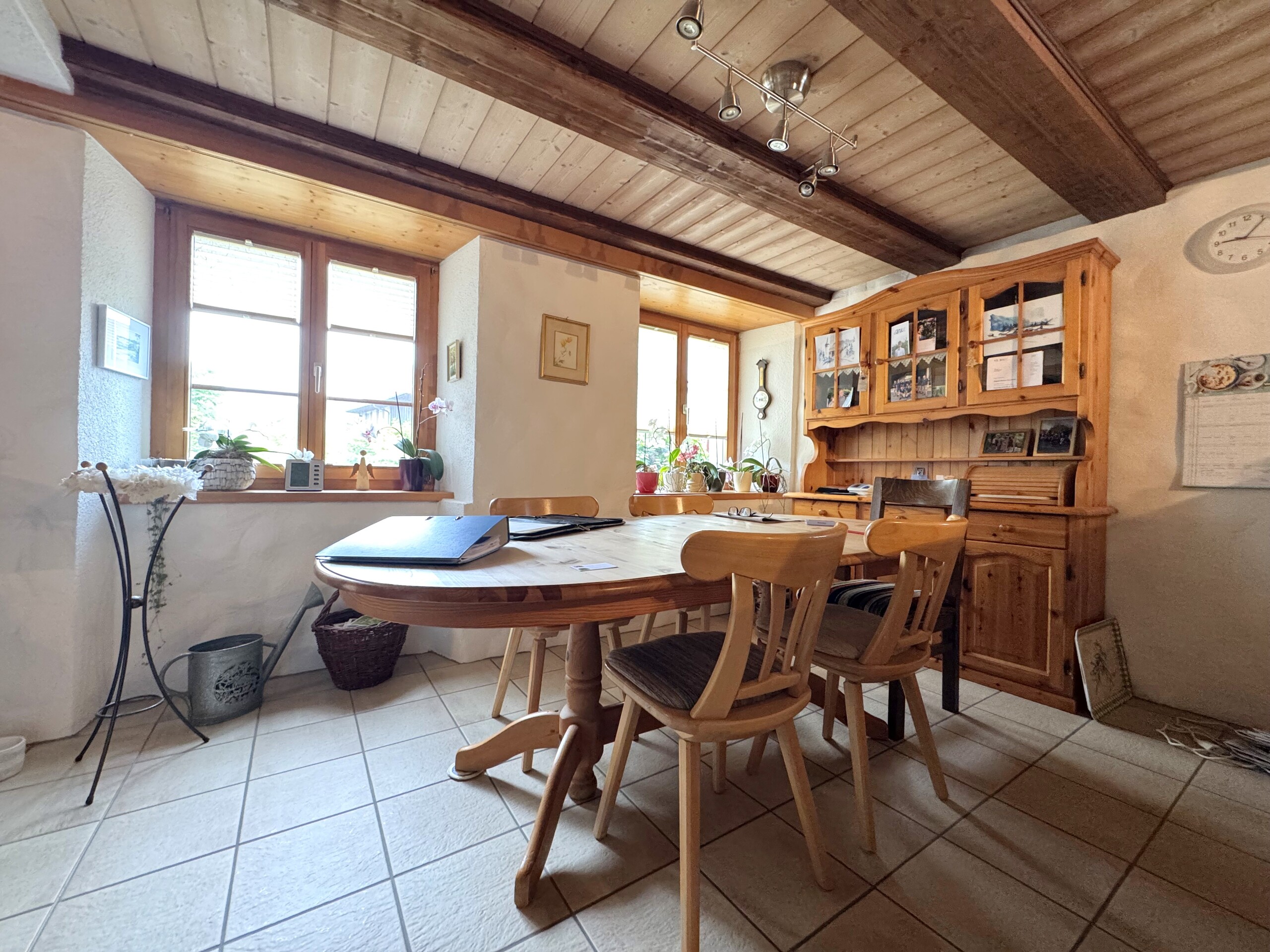 Gemütlicher Essbereich mit Holzmöbeln