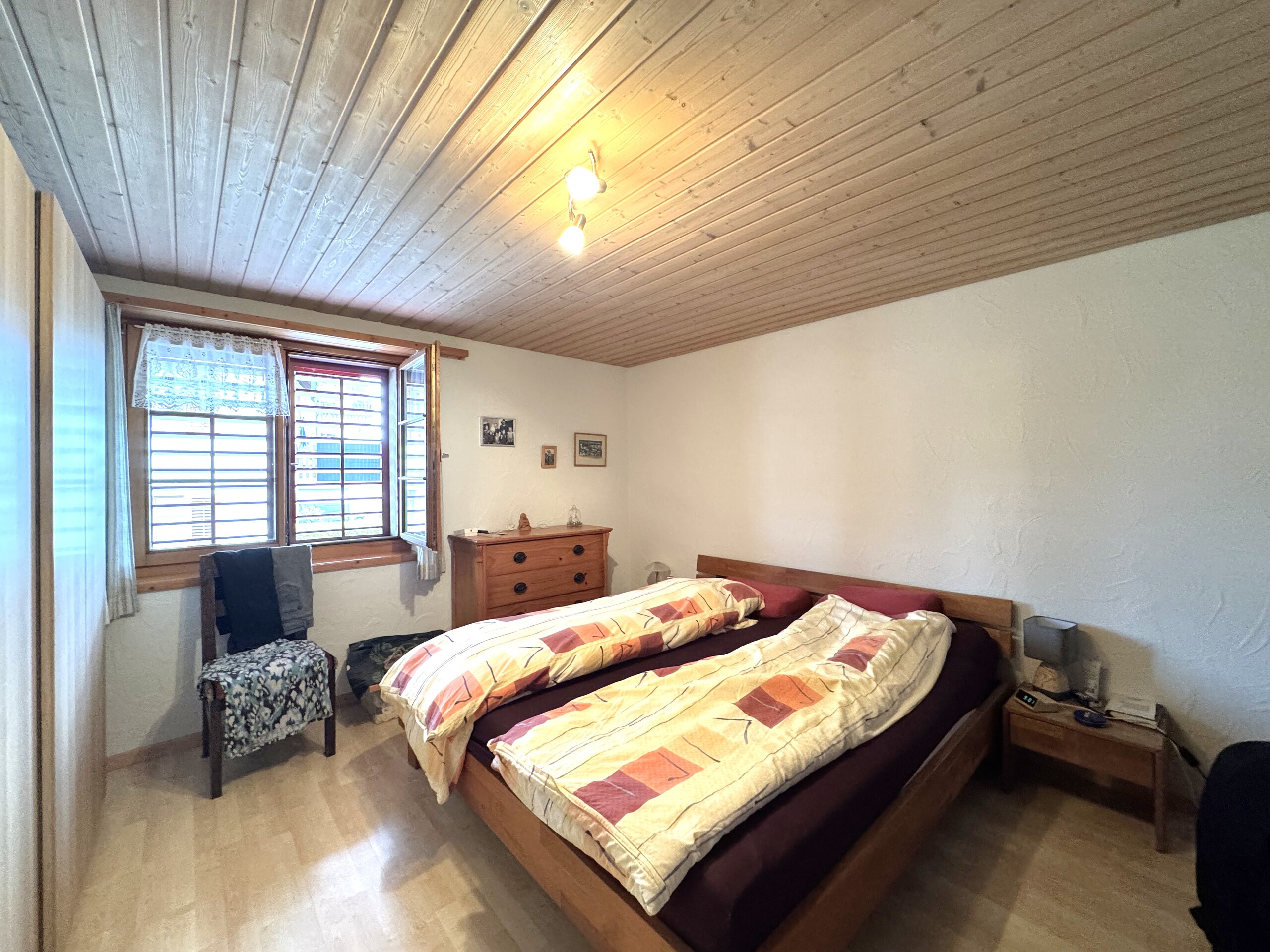 Schlafzimmer mit Holzbalkendecke
