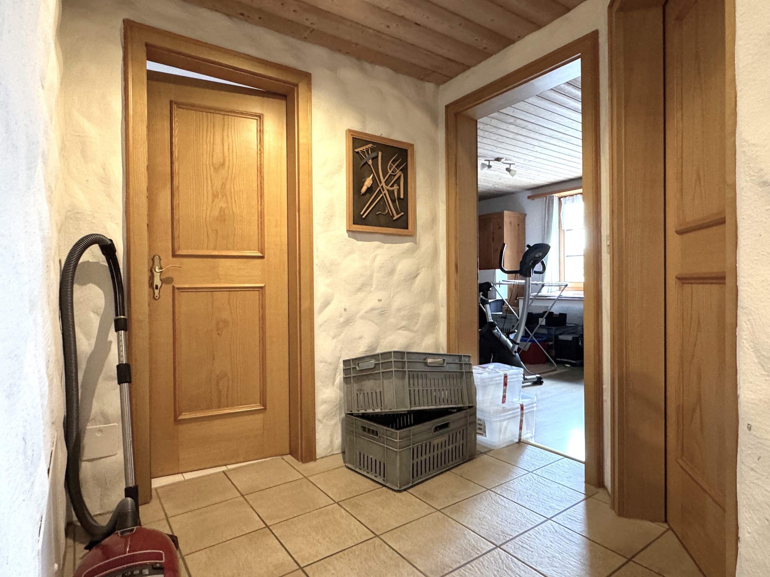 Rustikaler Flur mit Holzdetails