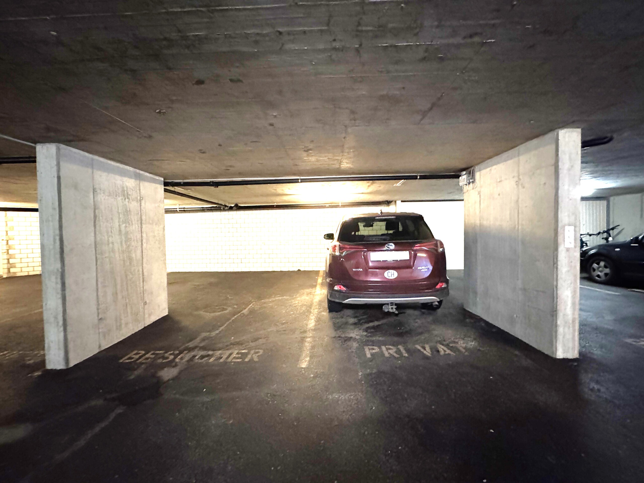 Tiefgarage mit Stellplätzen