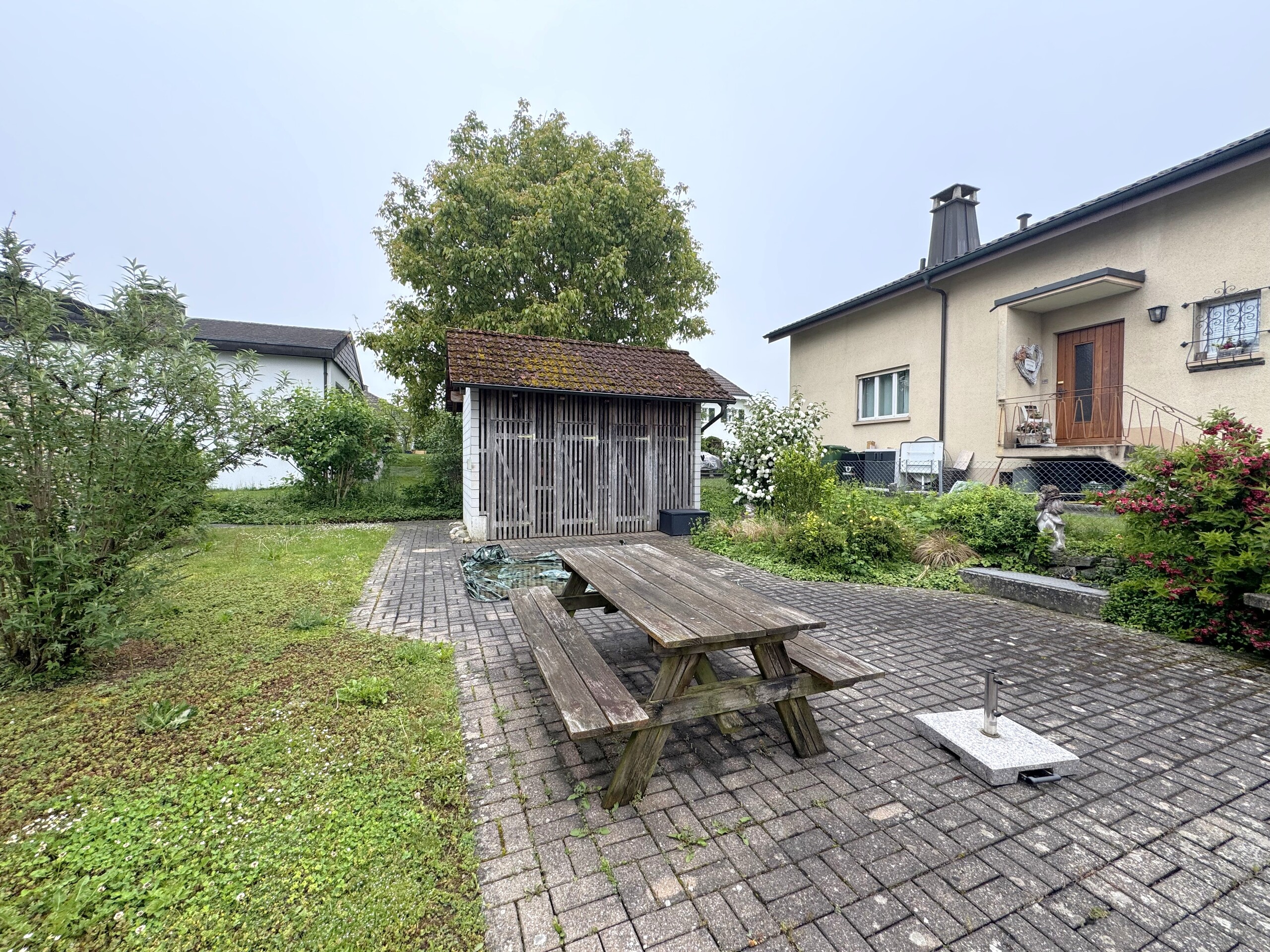 Garten mit Terrasse und Garage