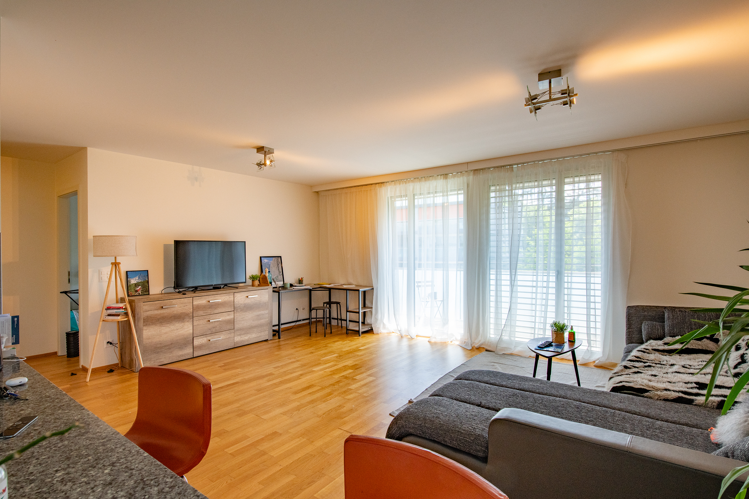 Helles Wohn-/Esszimmer mit Balkonfront