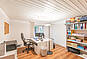 Helles Büro-/Arbeitszimmer mit Tisch und Regalwand