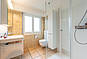 Helles Badezimmer mit Badewanne und Fenster