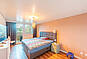 Helles Schlafzimmer mit Doppelbett und Balkonblick