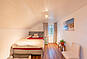 Schlafzimmer mit Bett und Fenster