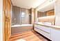Heller Eingangsbereich mit Garderobe