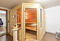 Heller Flur mit Sauna