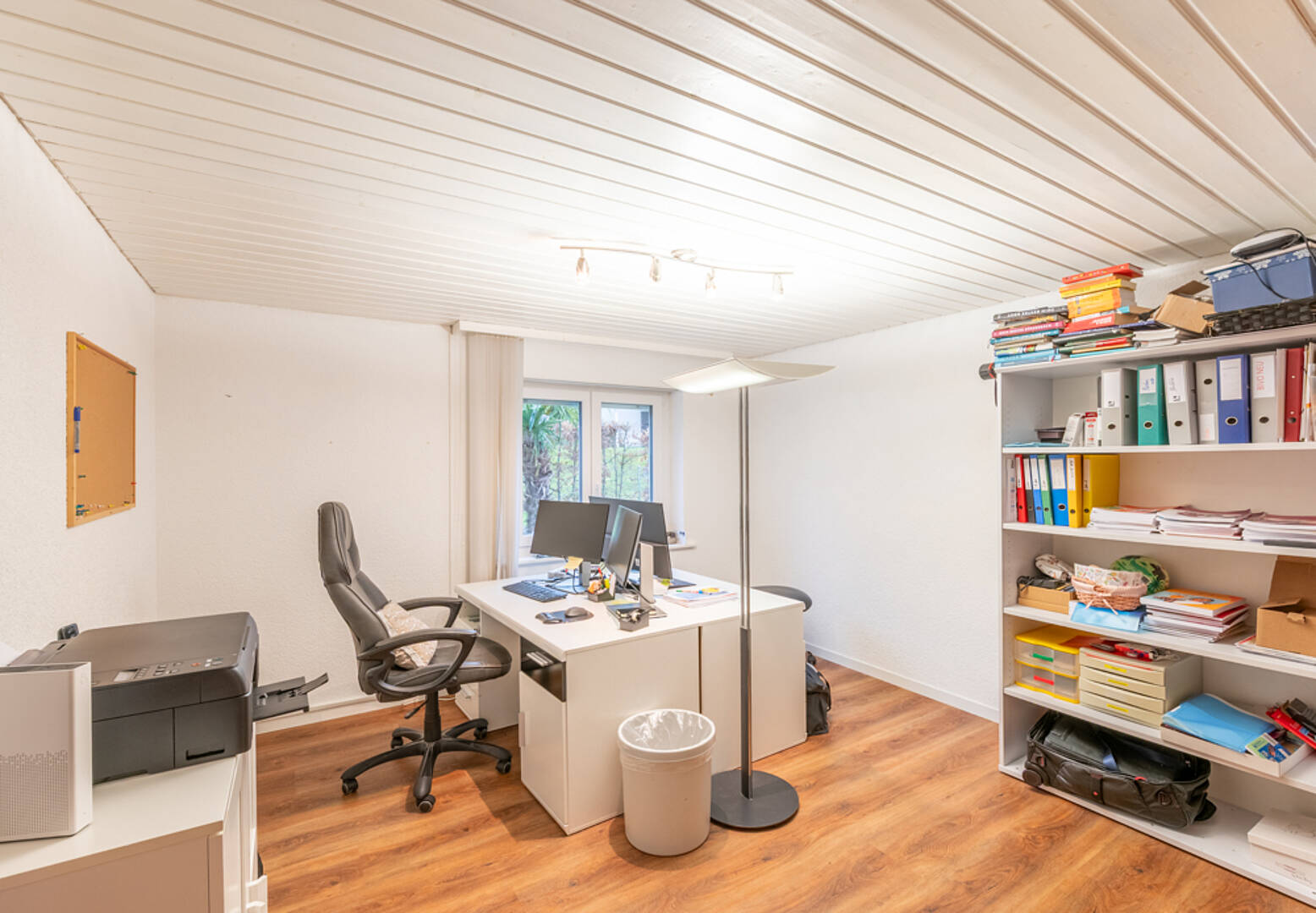 Arbeitszimmer mit Schreibtisch und Regalen