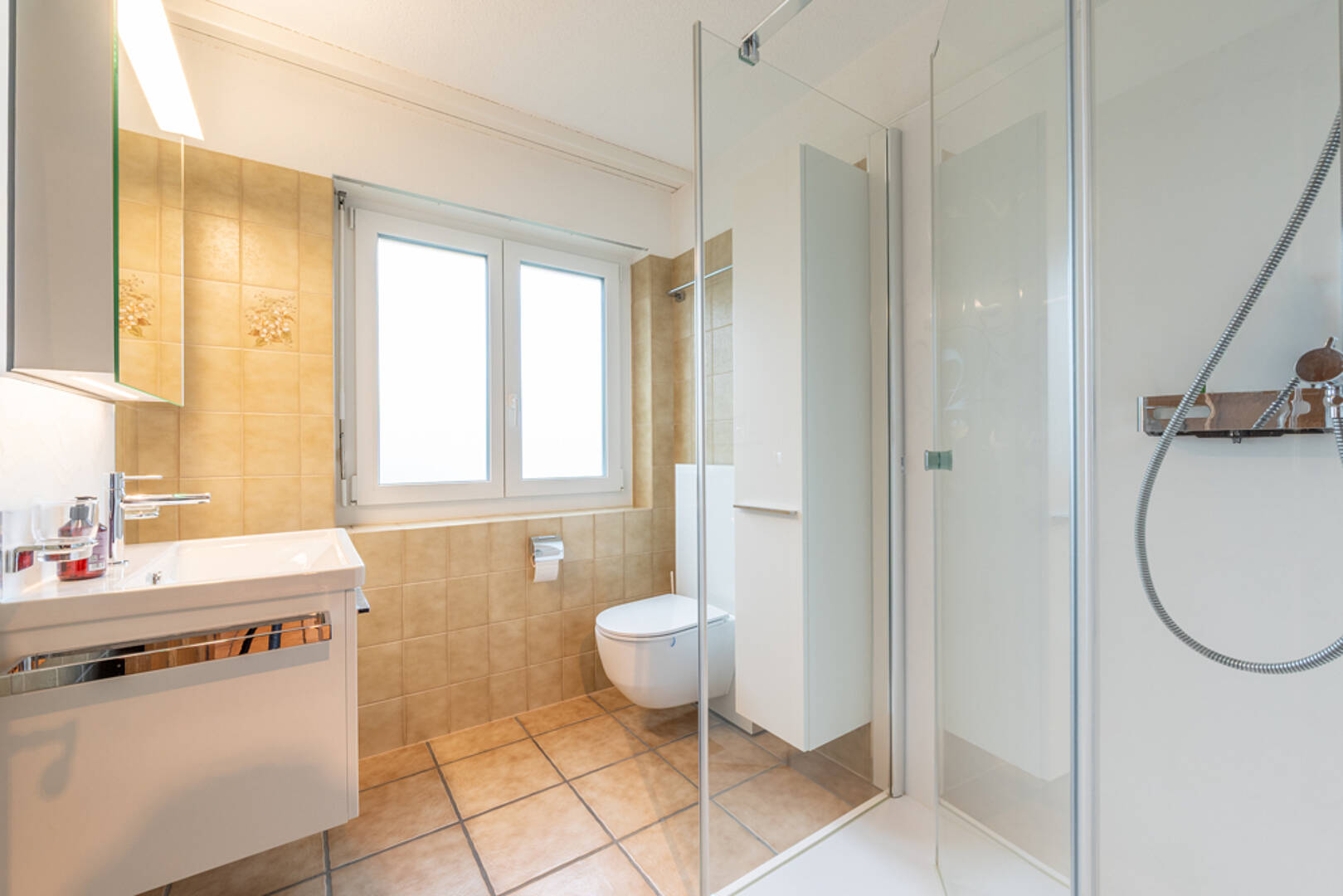 Helles modernes Badezimmer mit Dusche und WC