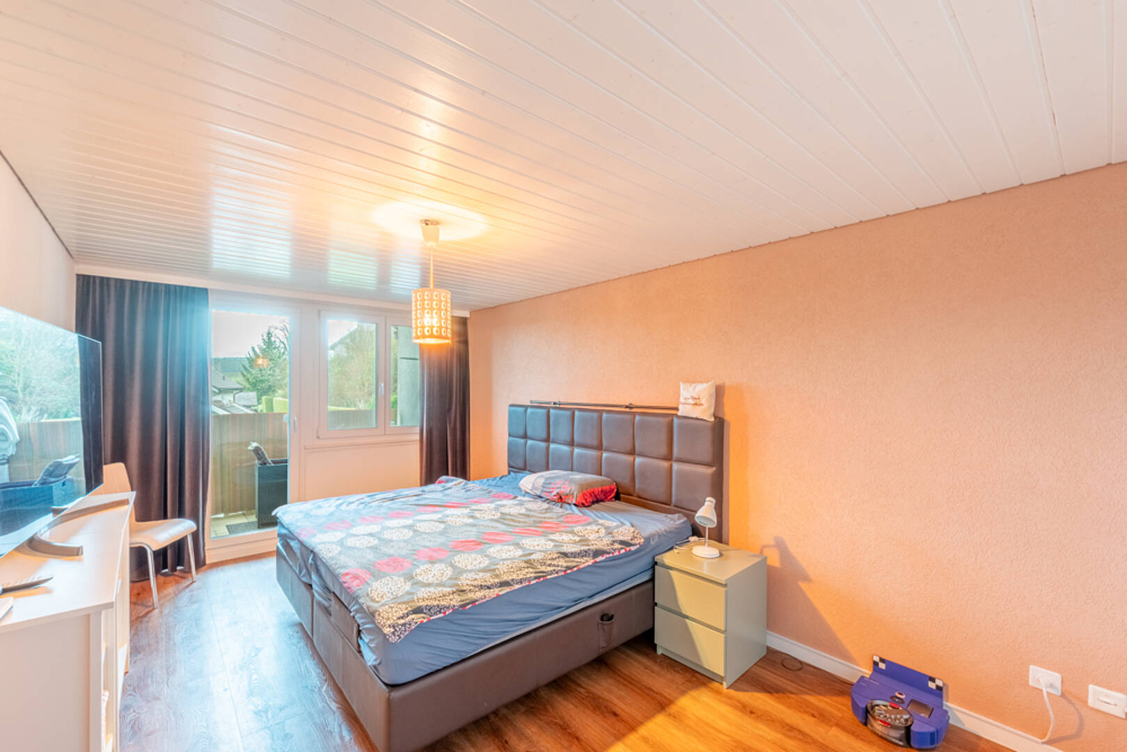 Helles Schlafzimmer mit Balkonzugang