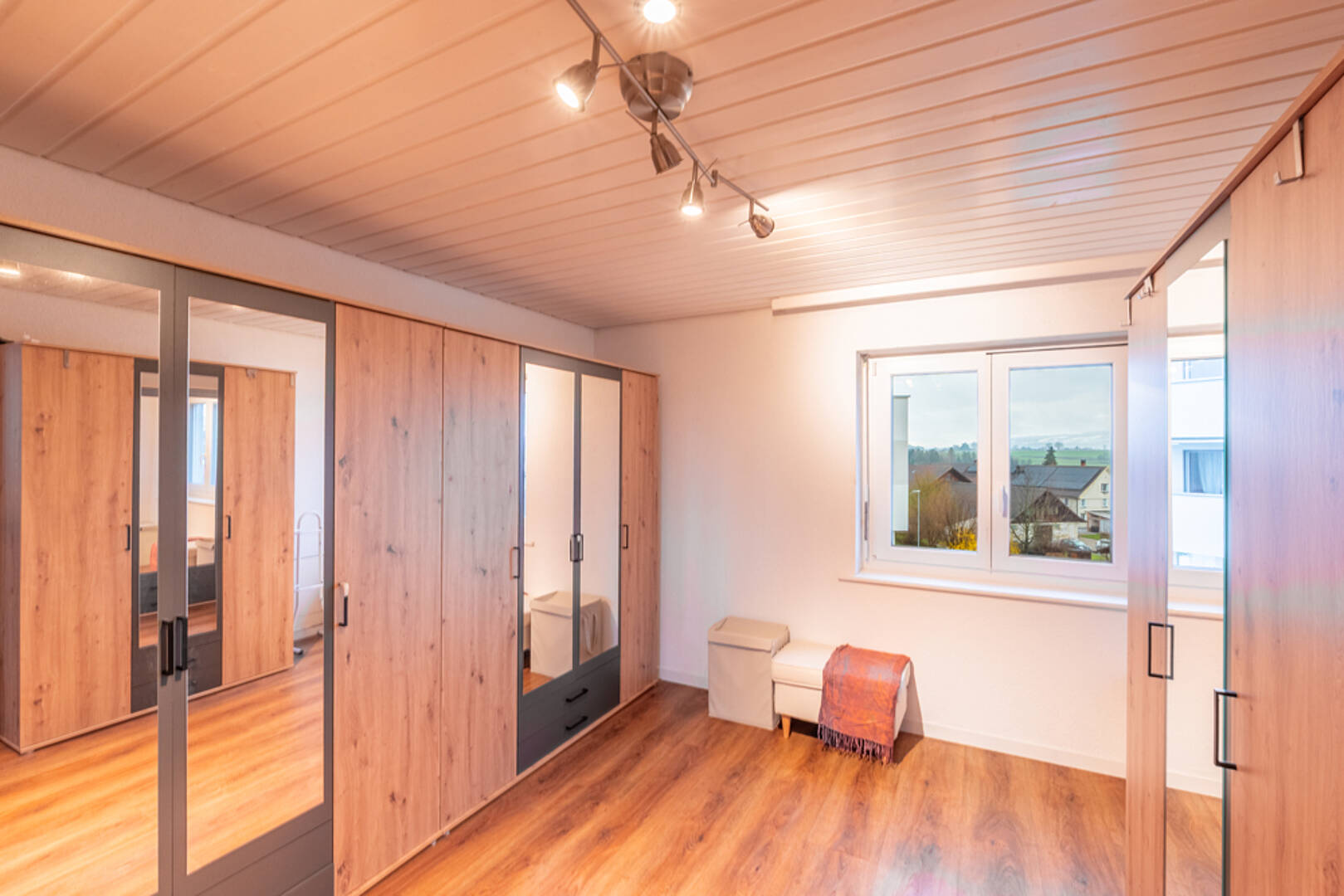 Schlafzimmer mit Einbauschränken