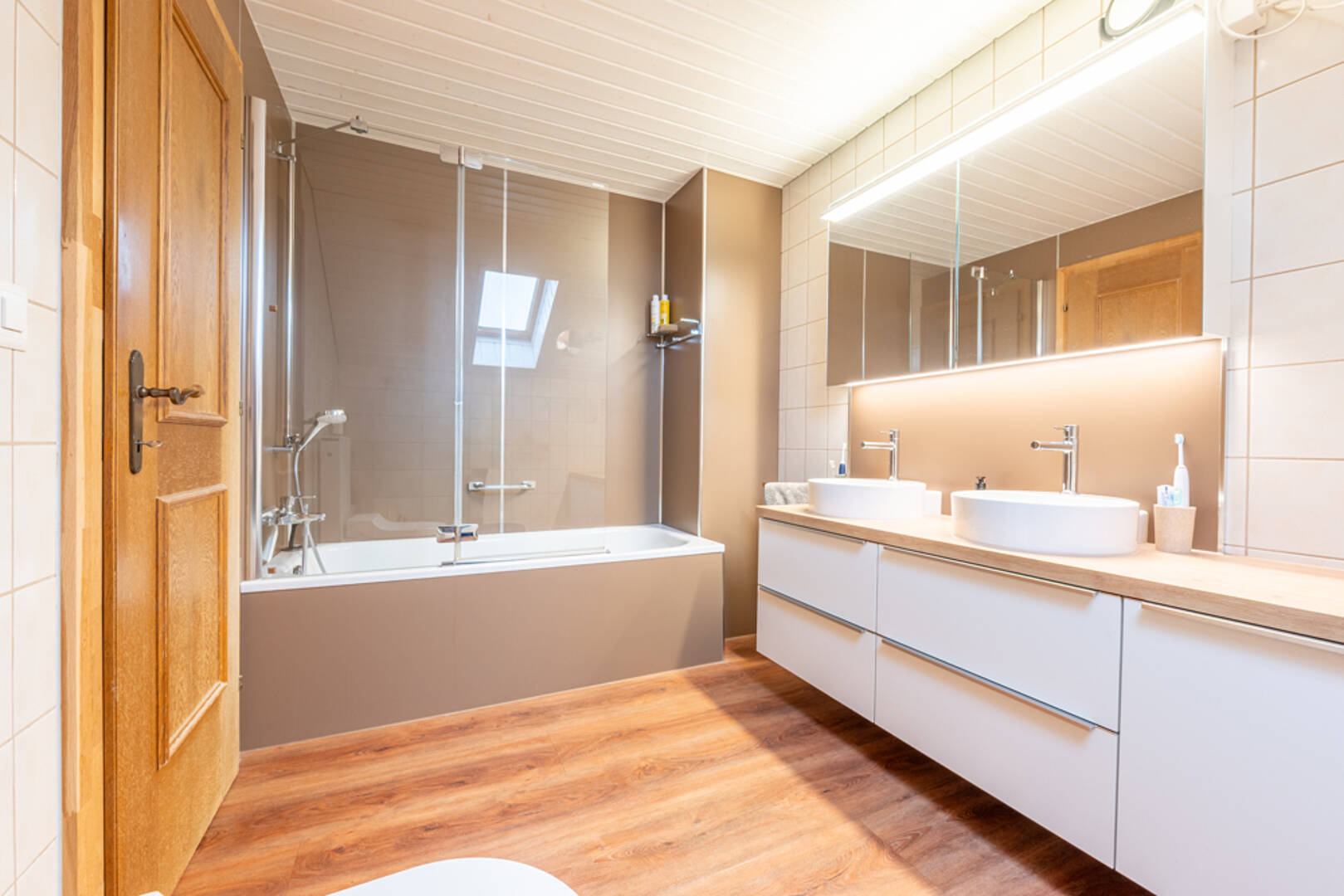 Modernes Badezimmer mit Doppelwaschtisch und Badewanne