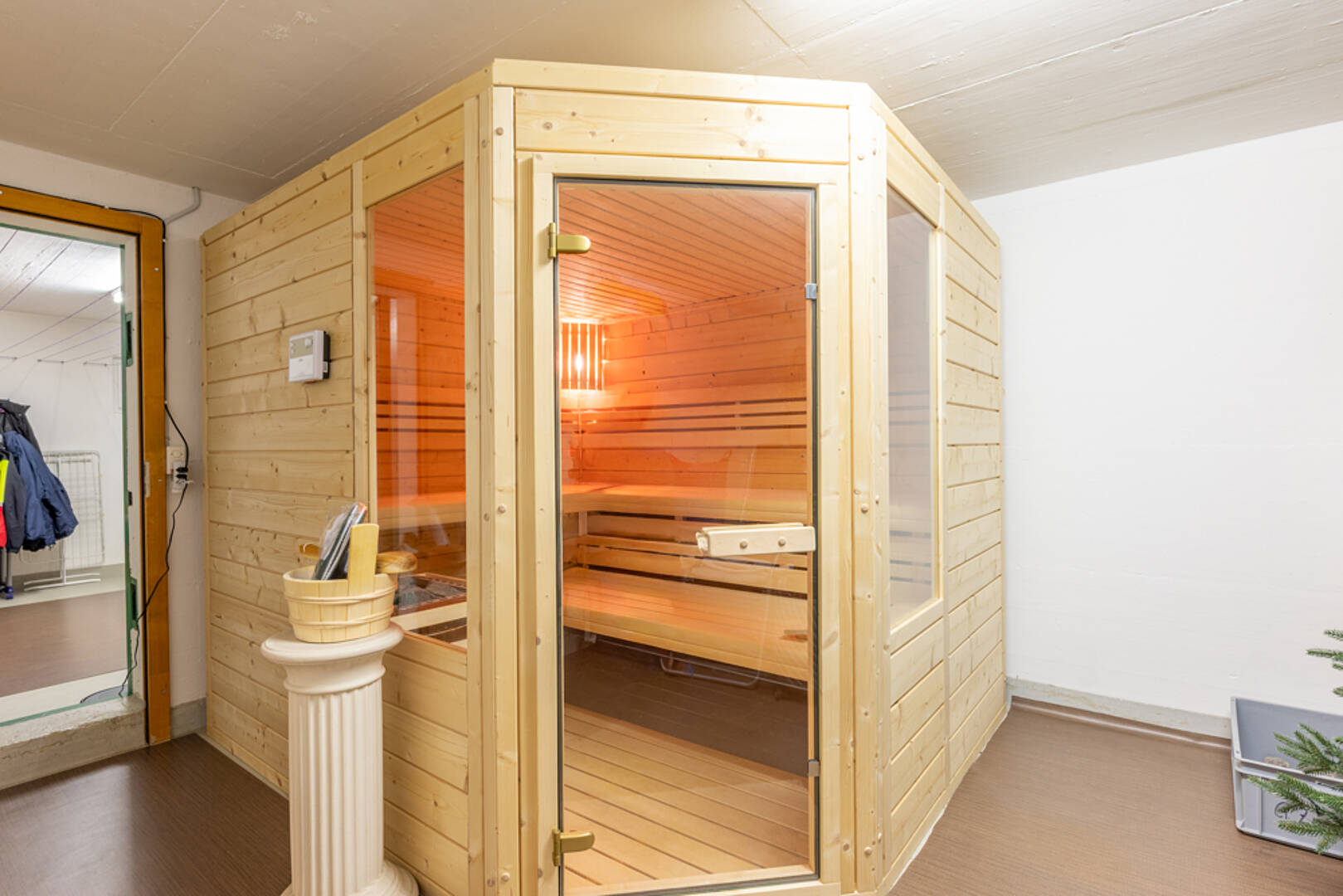 Holzsauna im Innenraum
