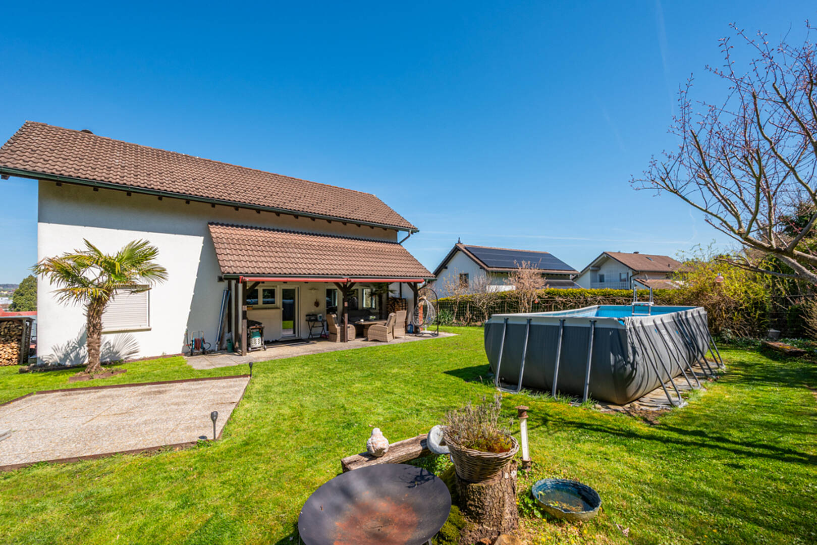 Garten mit Haus und Pool