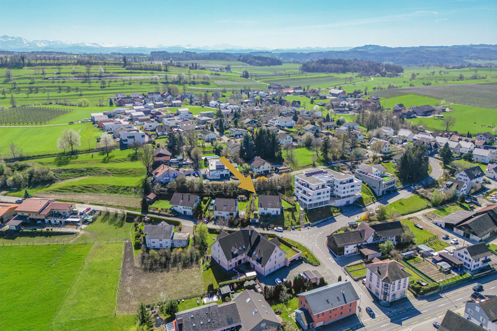 Luftaufnahme eines Wohngebiets mit markiertem Grundstück