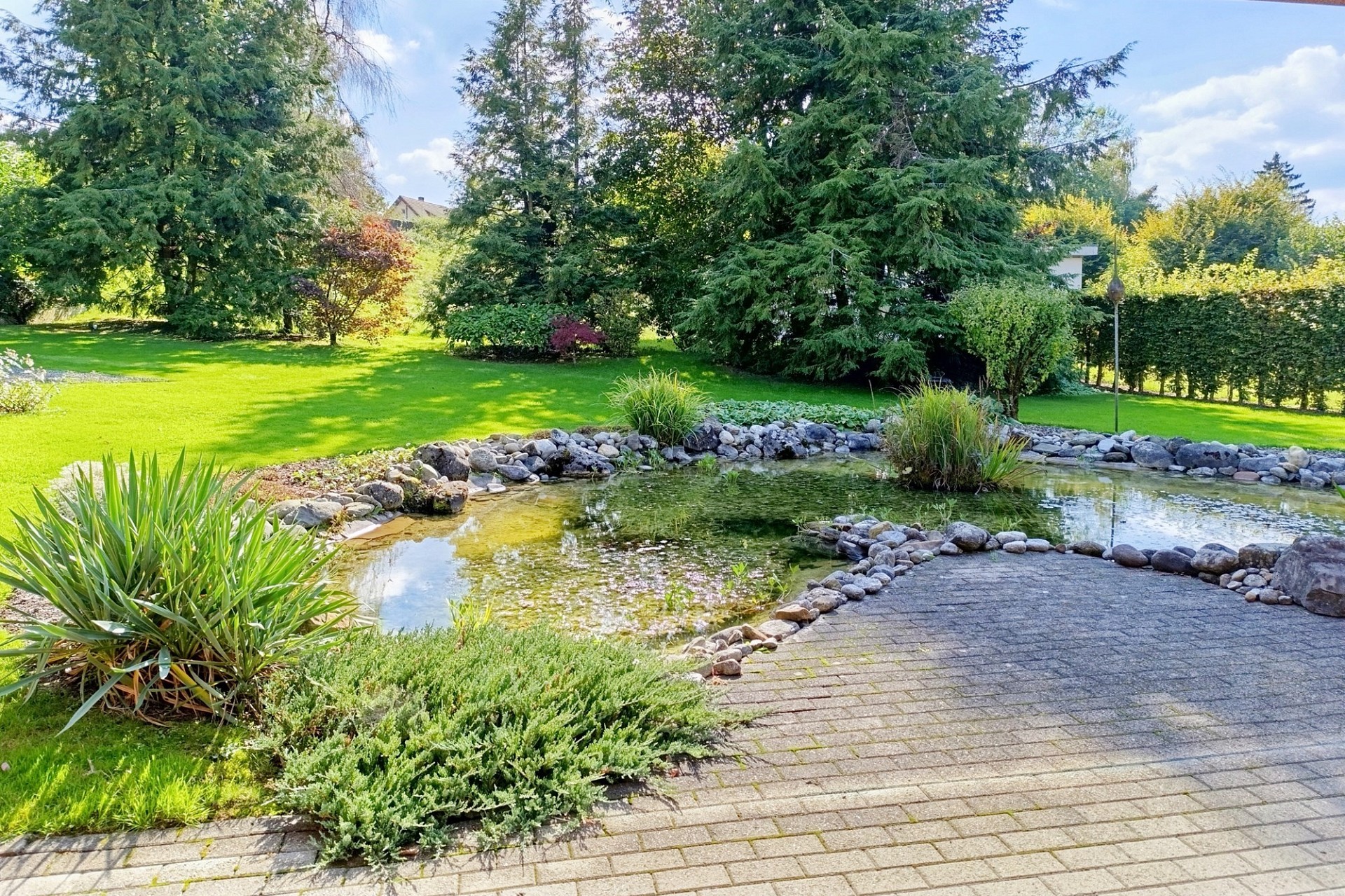 Gepflegter Garten mit Teich