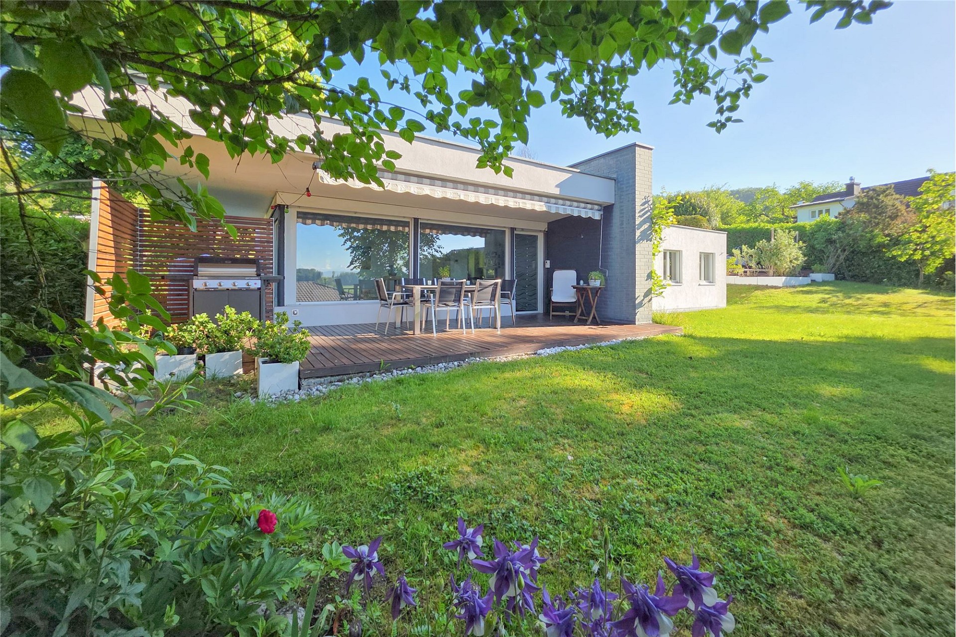 Moderner Garten mit Terrasse
