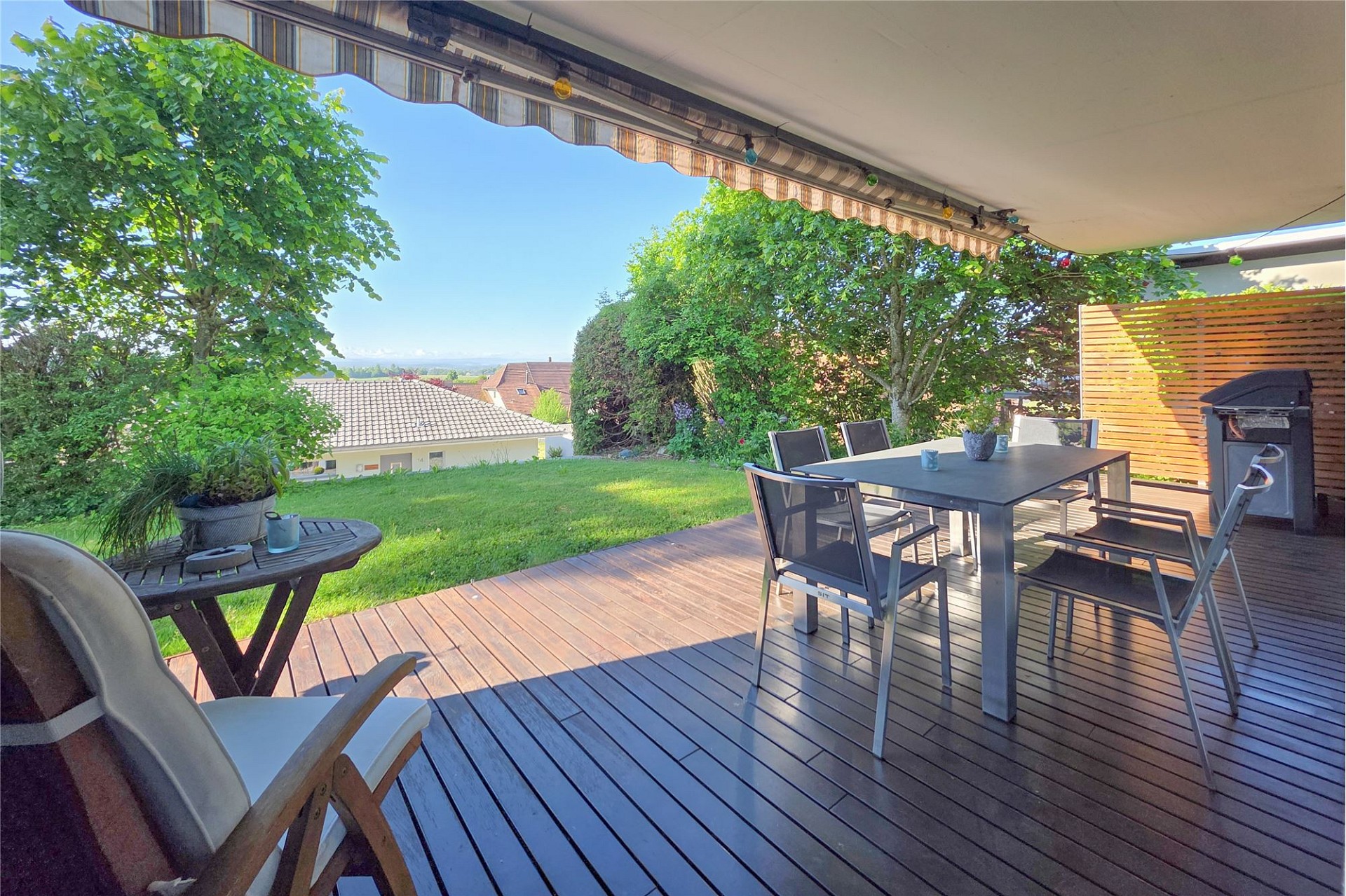 Überdachte Terrasse mit Gartenblick