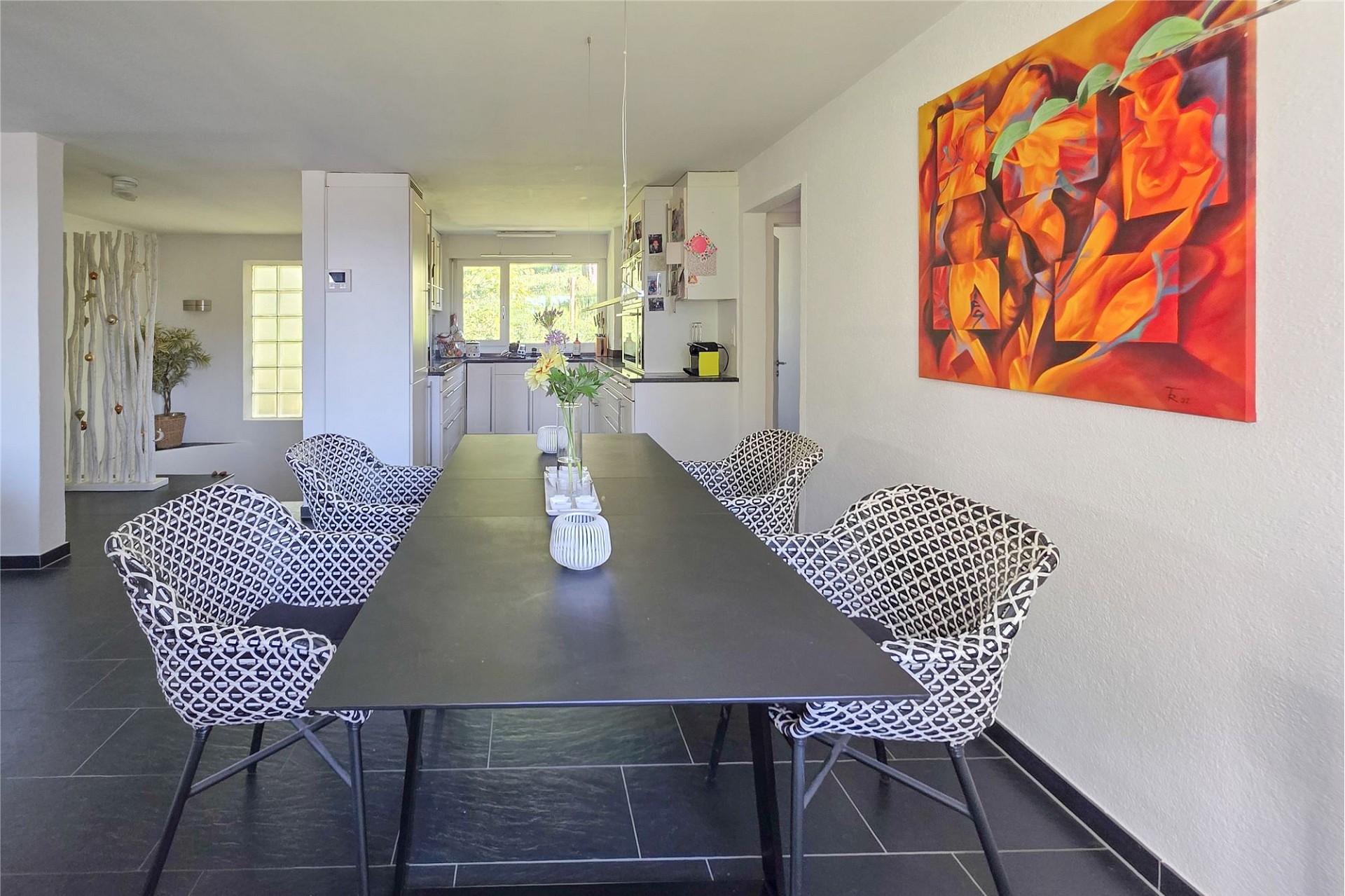 Modernes Esszimmer mit offener Küche