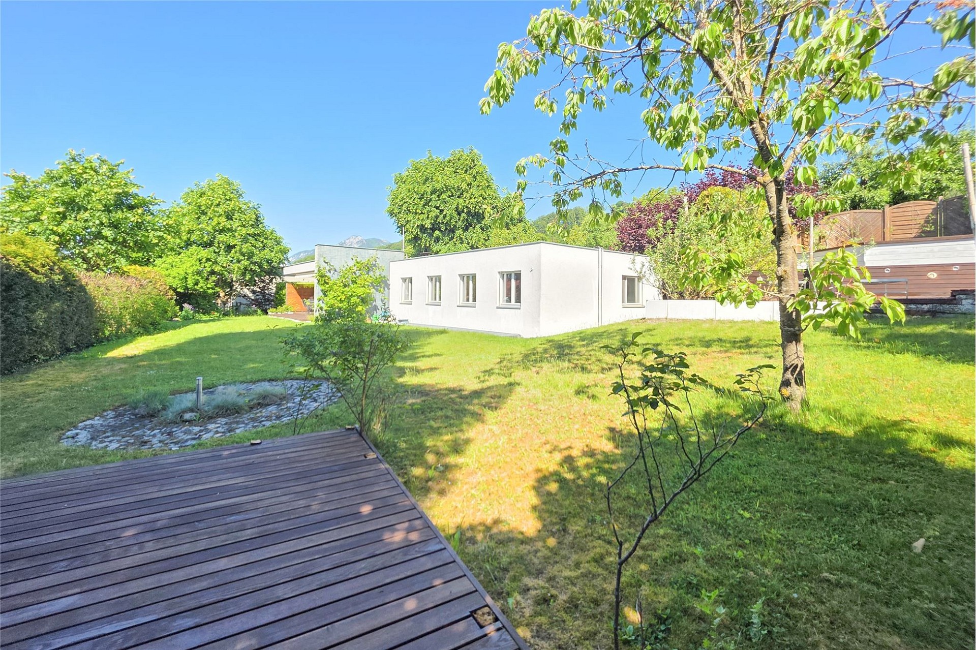 Großer Garten mit moderner Flachbau-Architektur
