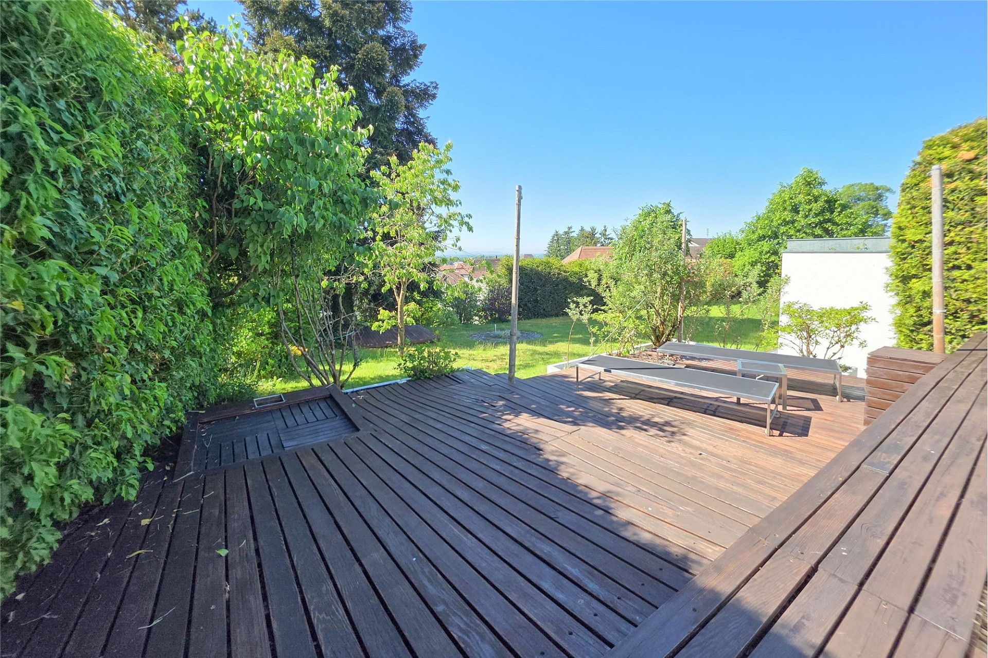 Großzügige Holzterrasse mit Gartenblick