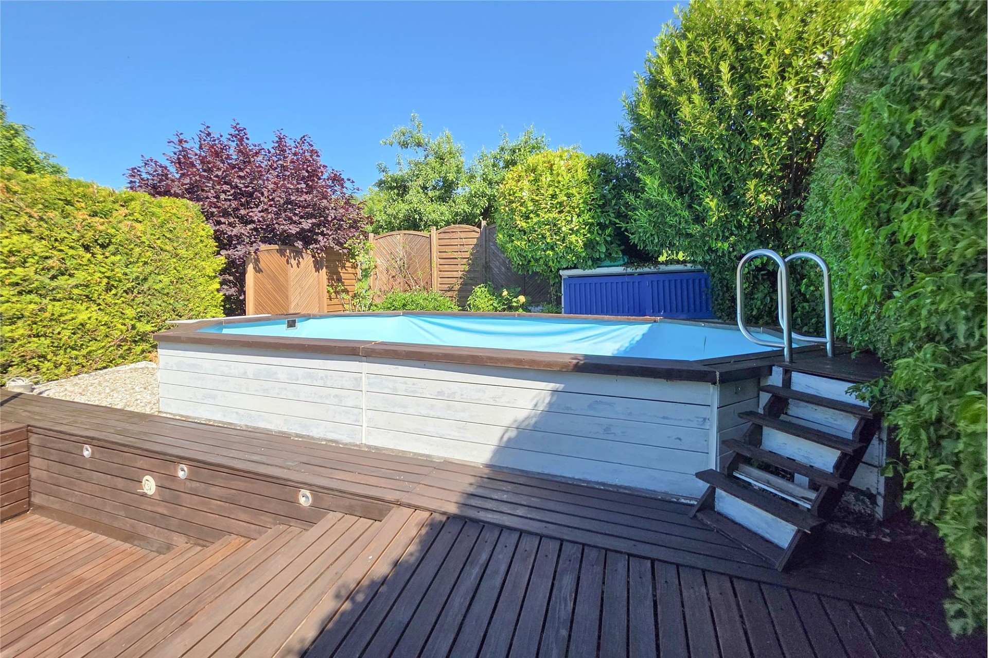 Garten mit Pool und Holzdeck