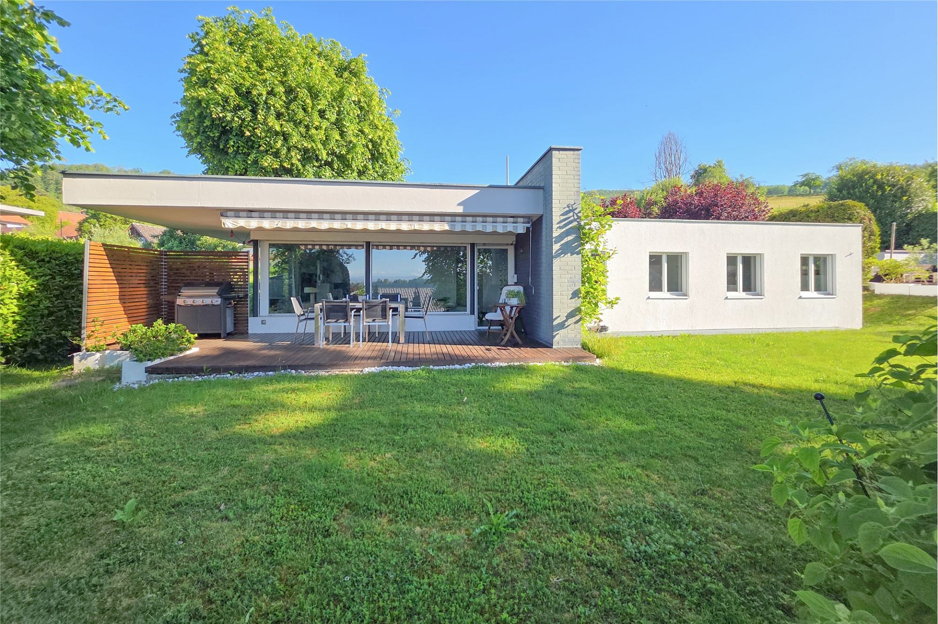 Modernes Haus mit Garten und Terrasse