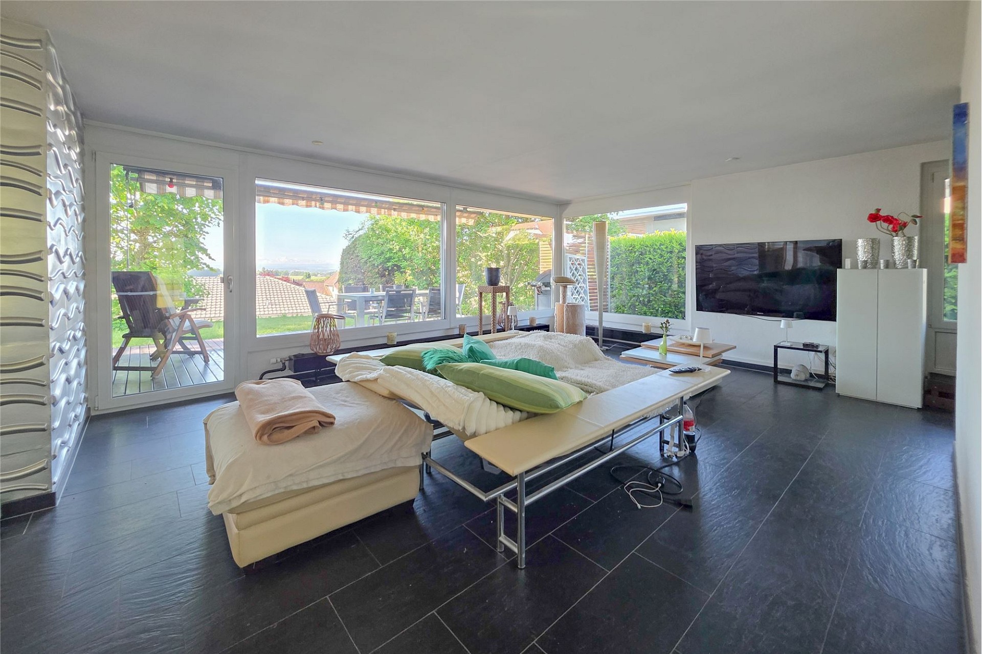 Heller Wohnraum mit Terrasse und großem Fensterfronten