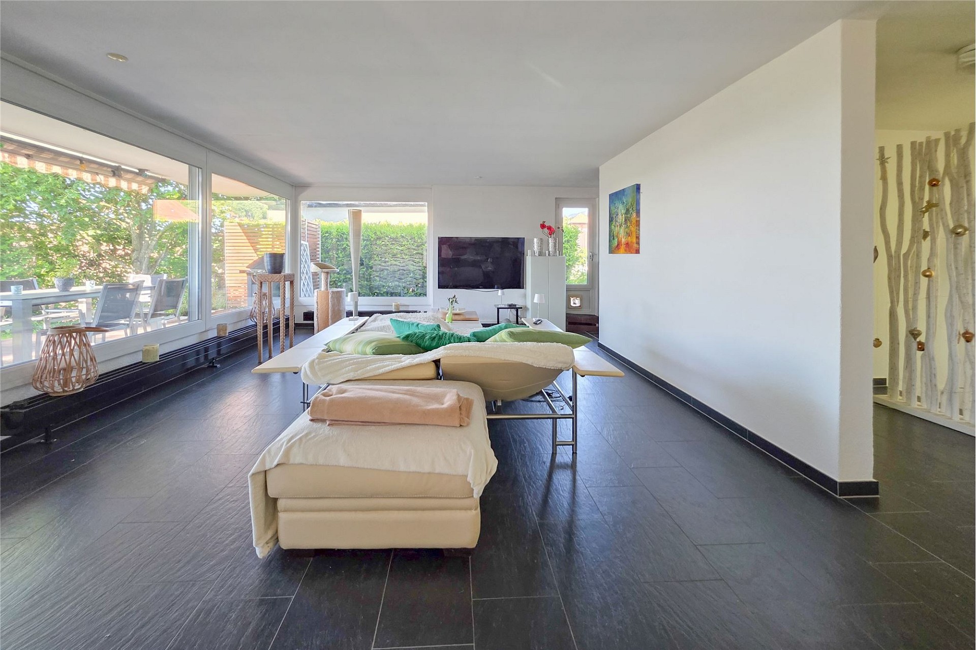 Helles Wohnzimmer mit großer Fensterfront
