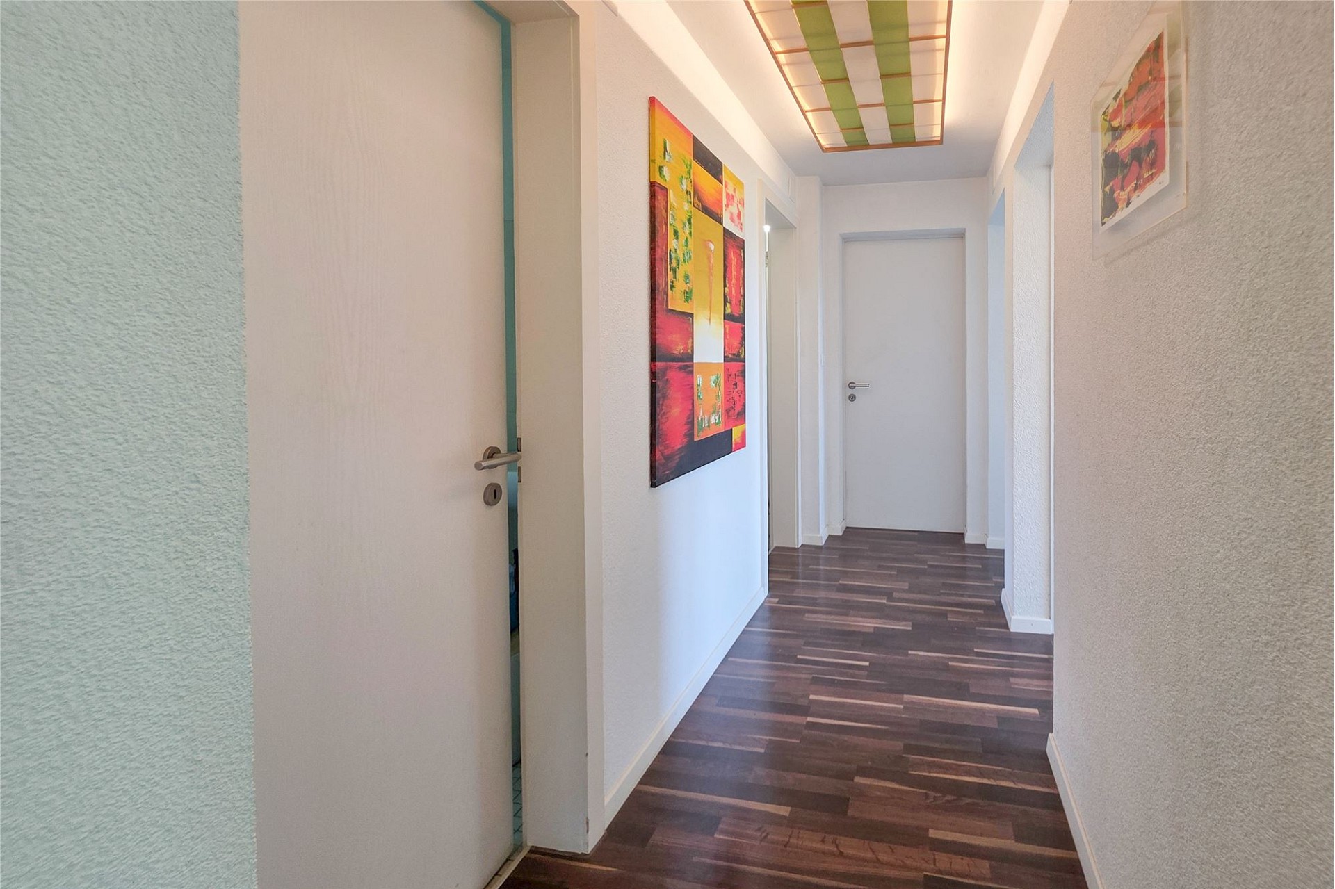 Heller Flur mit Kunstwerken