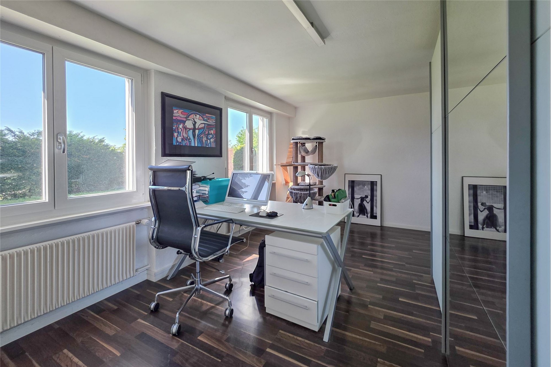 Helles Arbeitszimmer mit großem Fensterband