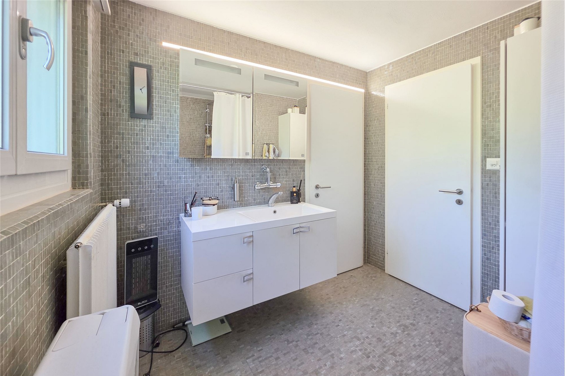 Modernes Badezimmer mit Waschtisch und Spiegelschrank