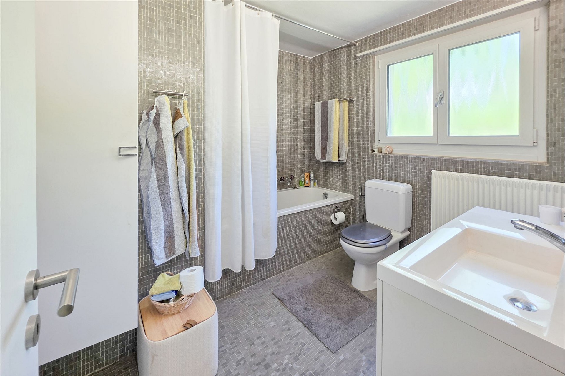 Modernes Badezimmer mit Badewanne und Waschtisch