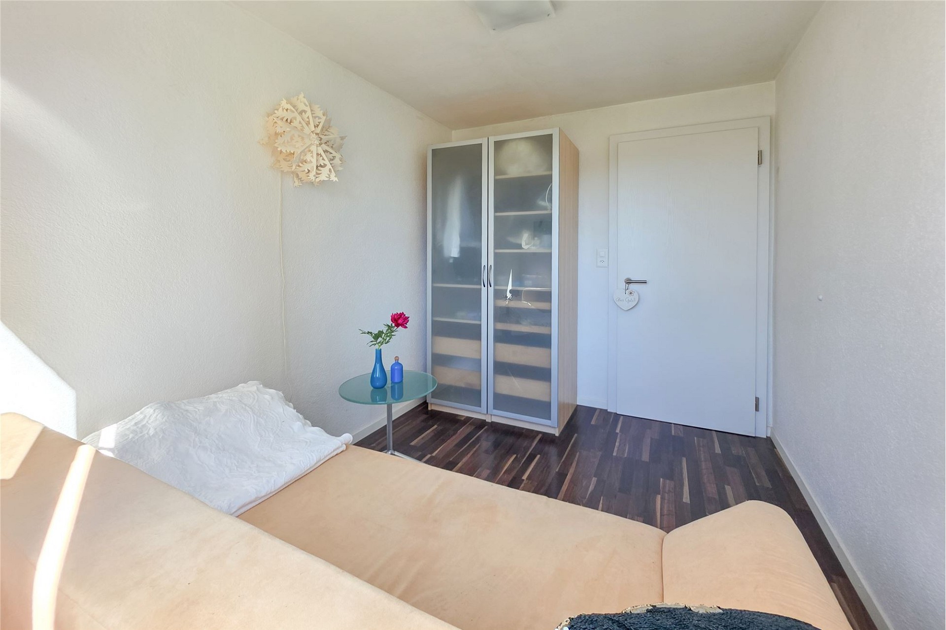 Helles Schlafzimmer mit Sitz- und Stauraumbereich