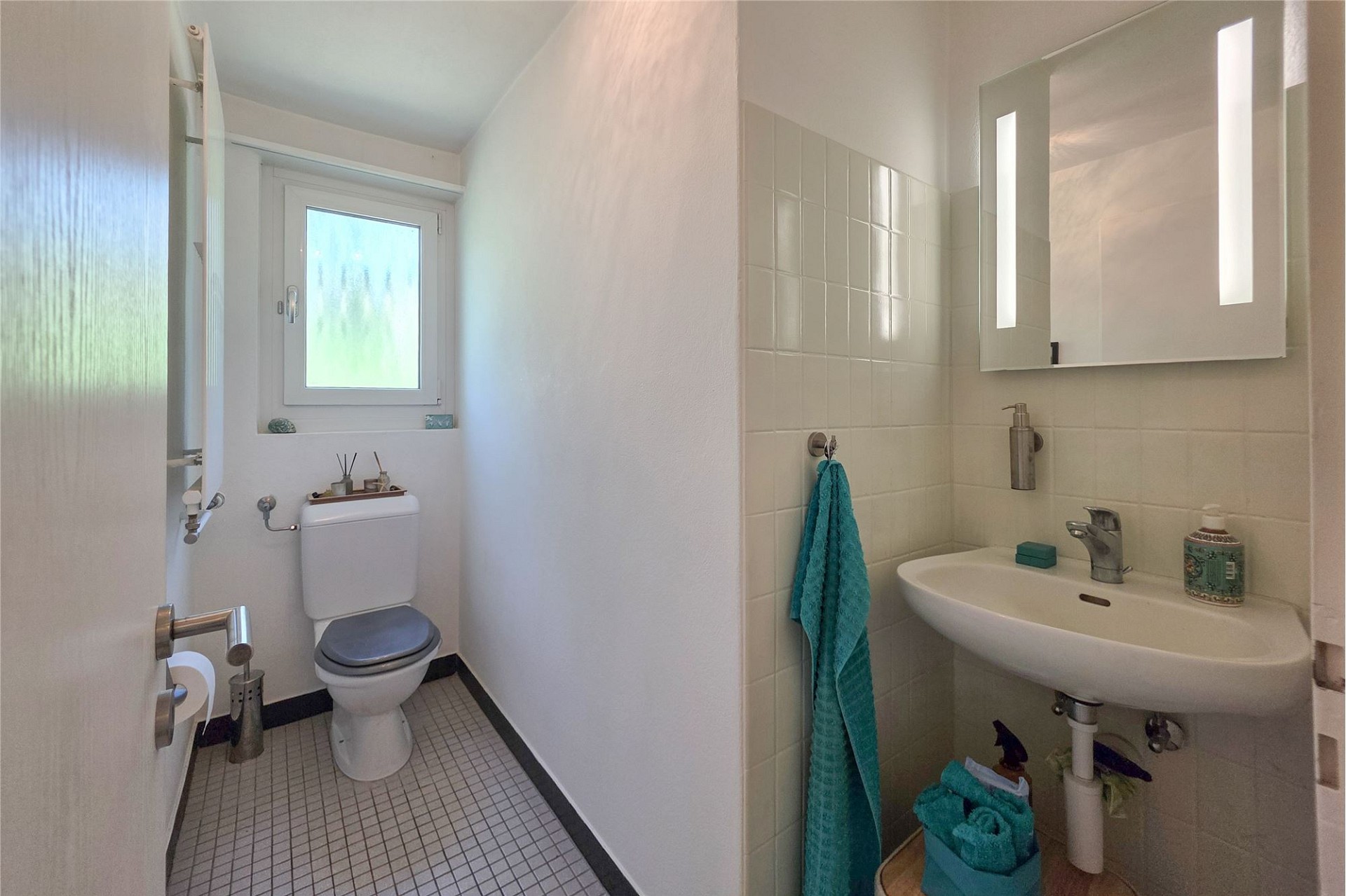 Schmales Gäste-WC mit Waschbecken