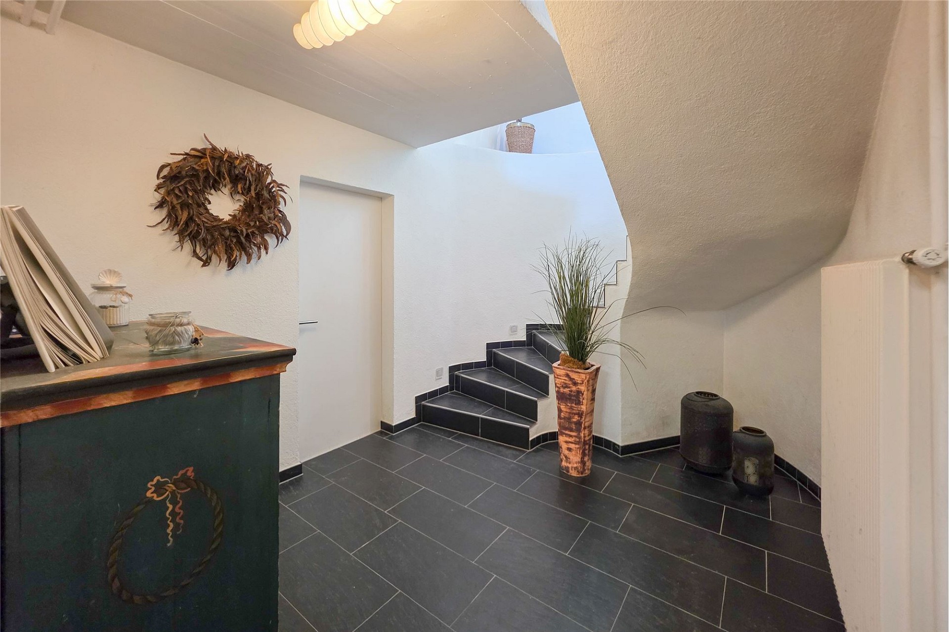 Heller Eingangsbereich mit Treppe