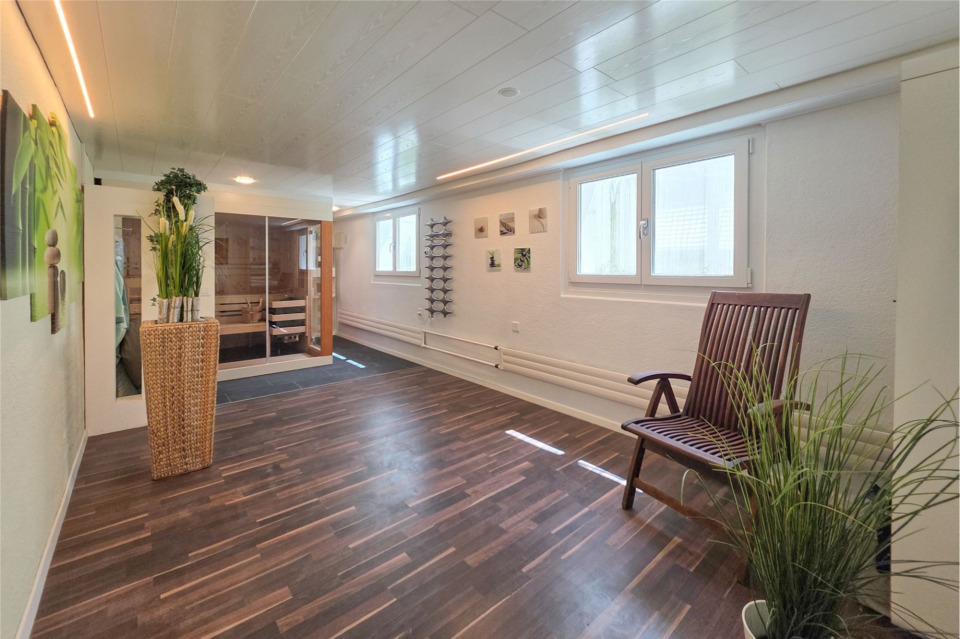 Heller Wellnessraum mit Sauna