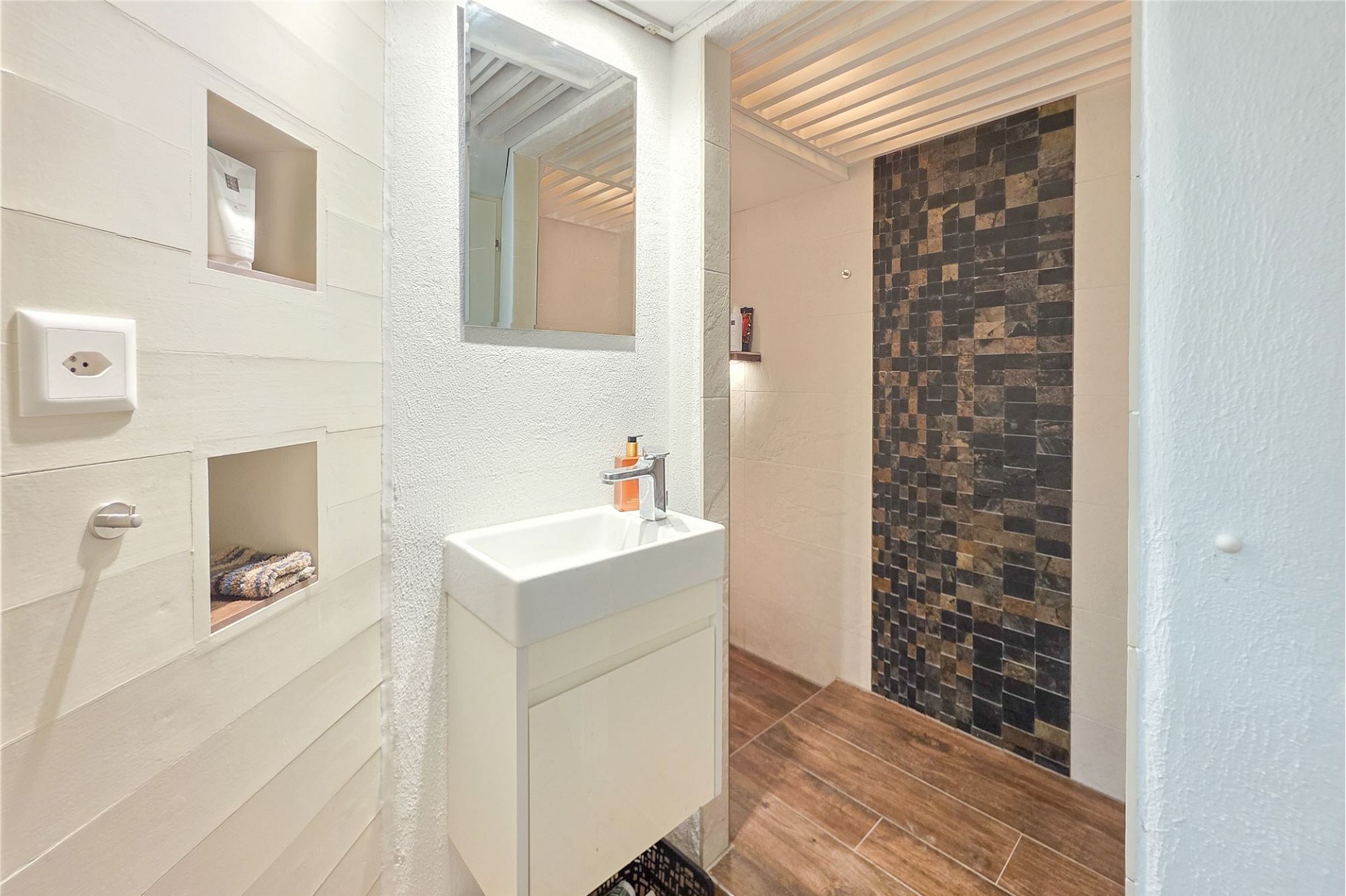 Modernes Badezimmer mit Dusche und Waschbereich