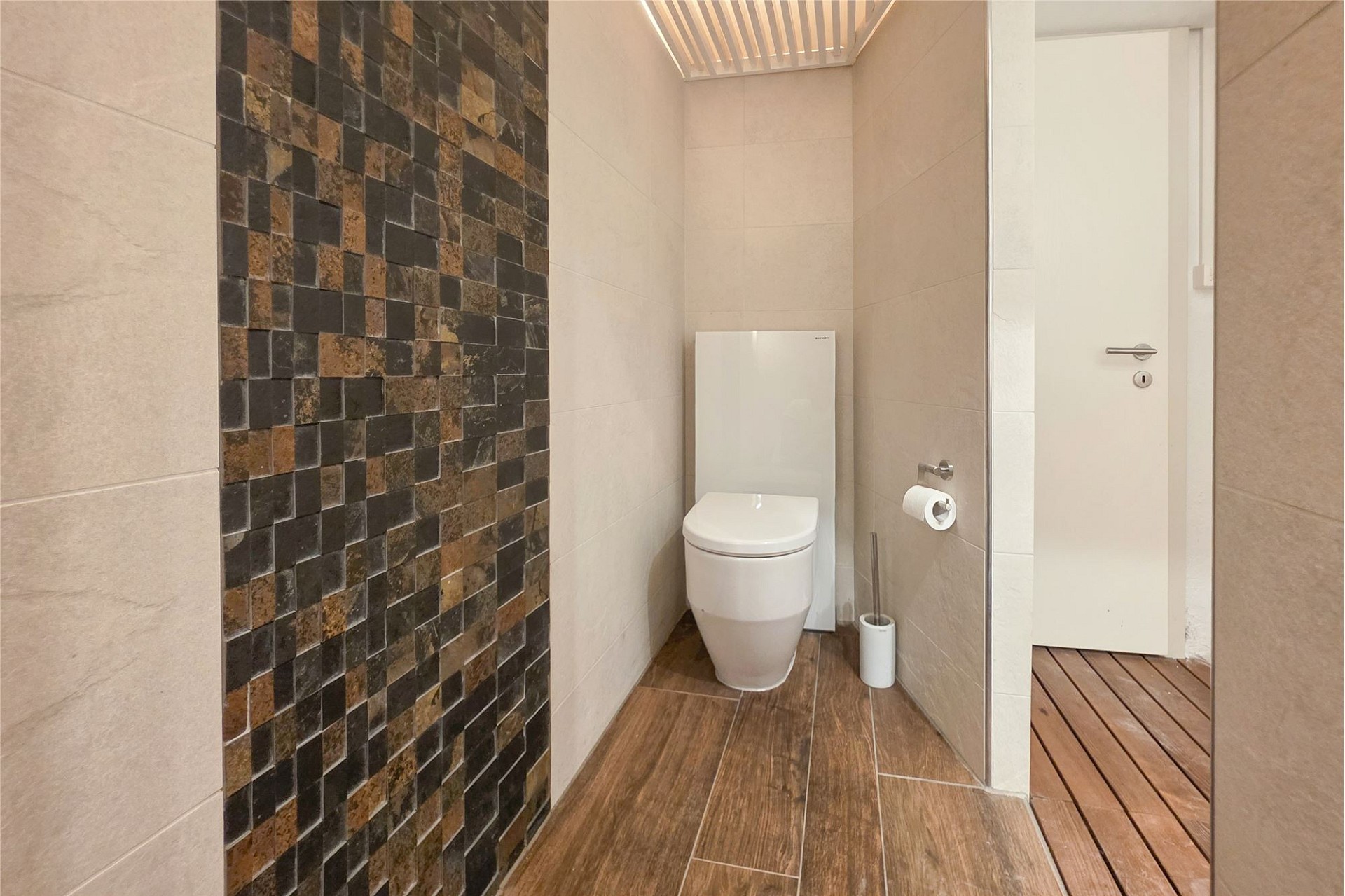 Modernes Gäste-WC mit Natursteinakzent
