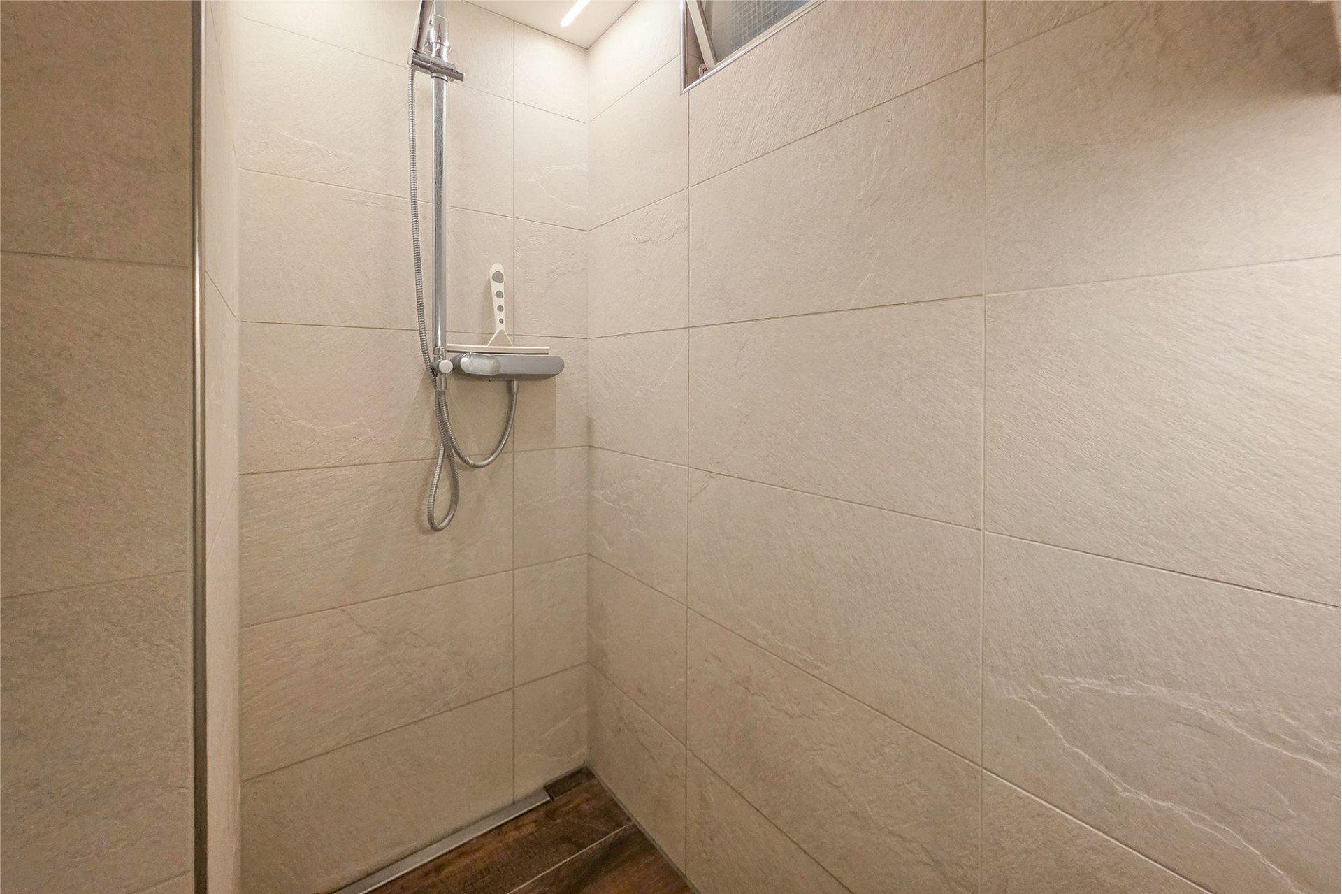 Begehbare Dusche mit großformatigen Fliesen