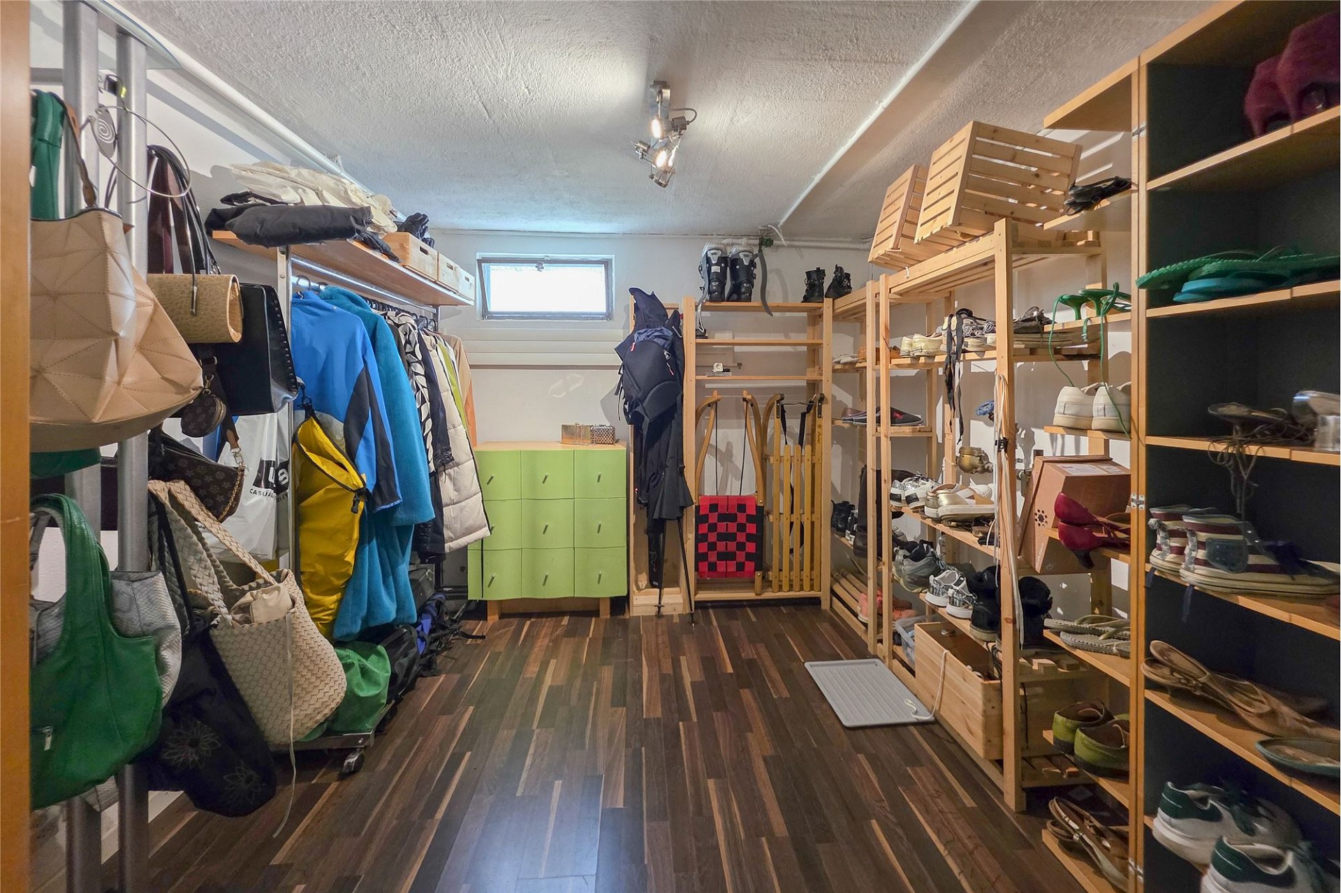 Ankleidezimmer mit offener Regallösung