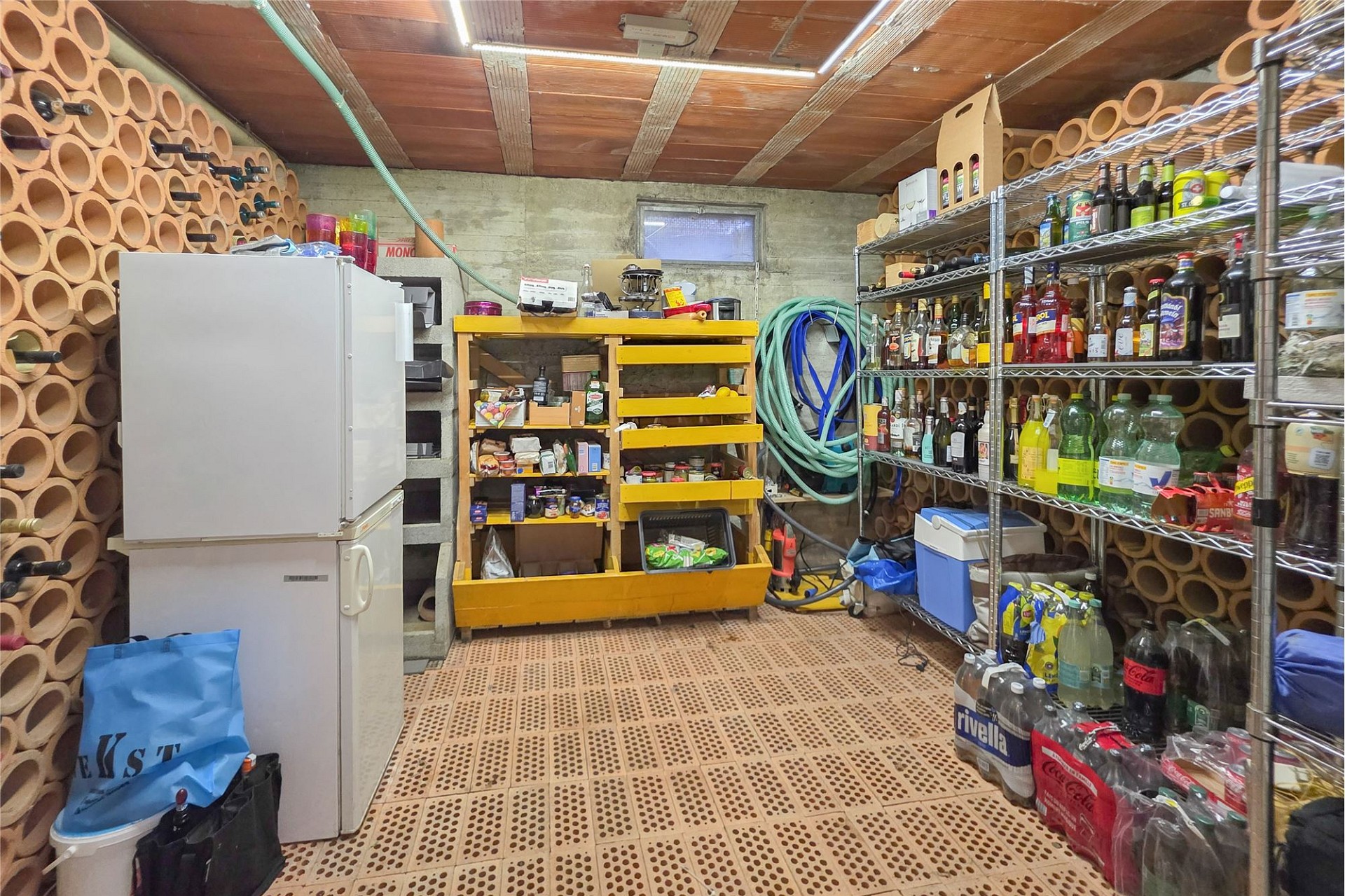 Weinkeller mit Regalen und Kühlschrank
