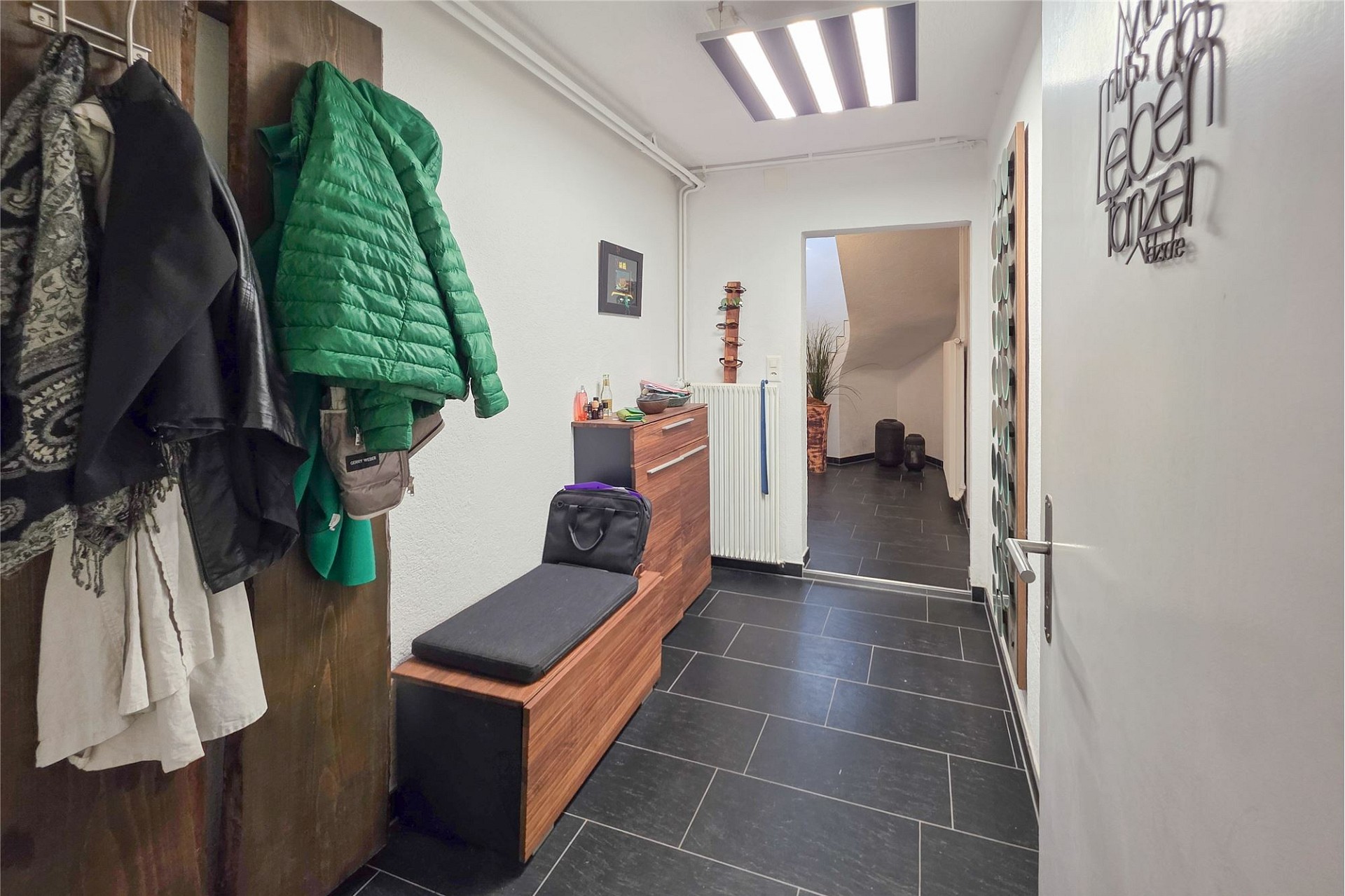Flur mit Garderobe und Fliesenboden
