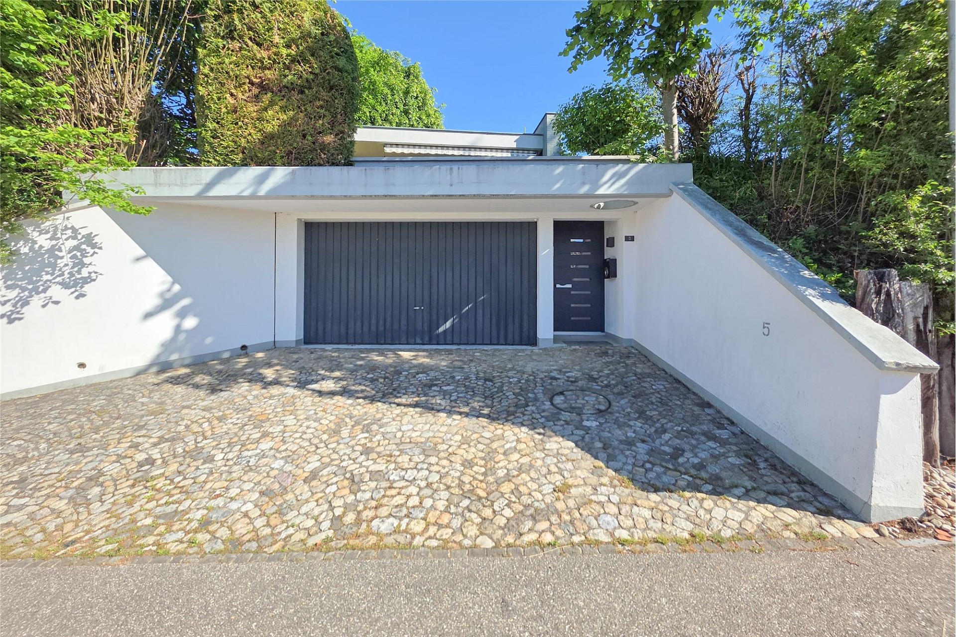 Außenansicht einer modernen Garagenzufahrt