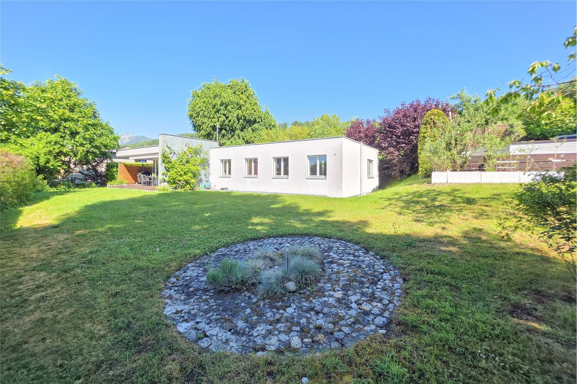 Moderner Bungalow mit großem Garten