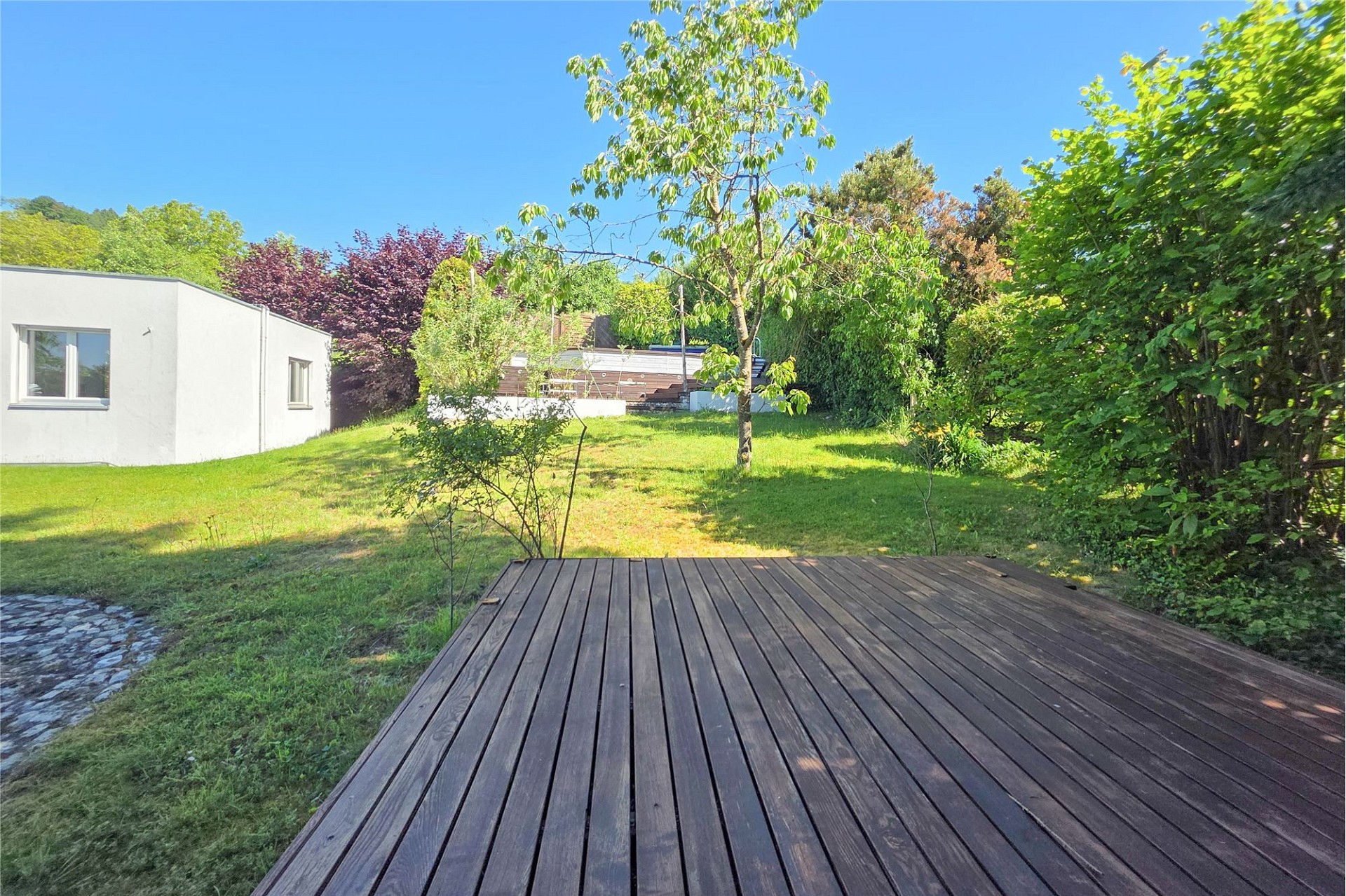 Garten mit Holzdeck