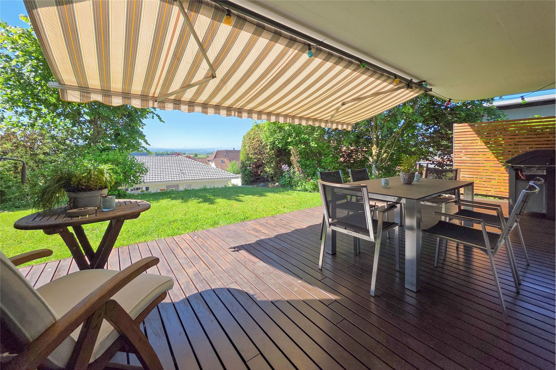 Überdachte Terrasse mit Gartenblick