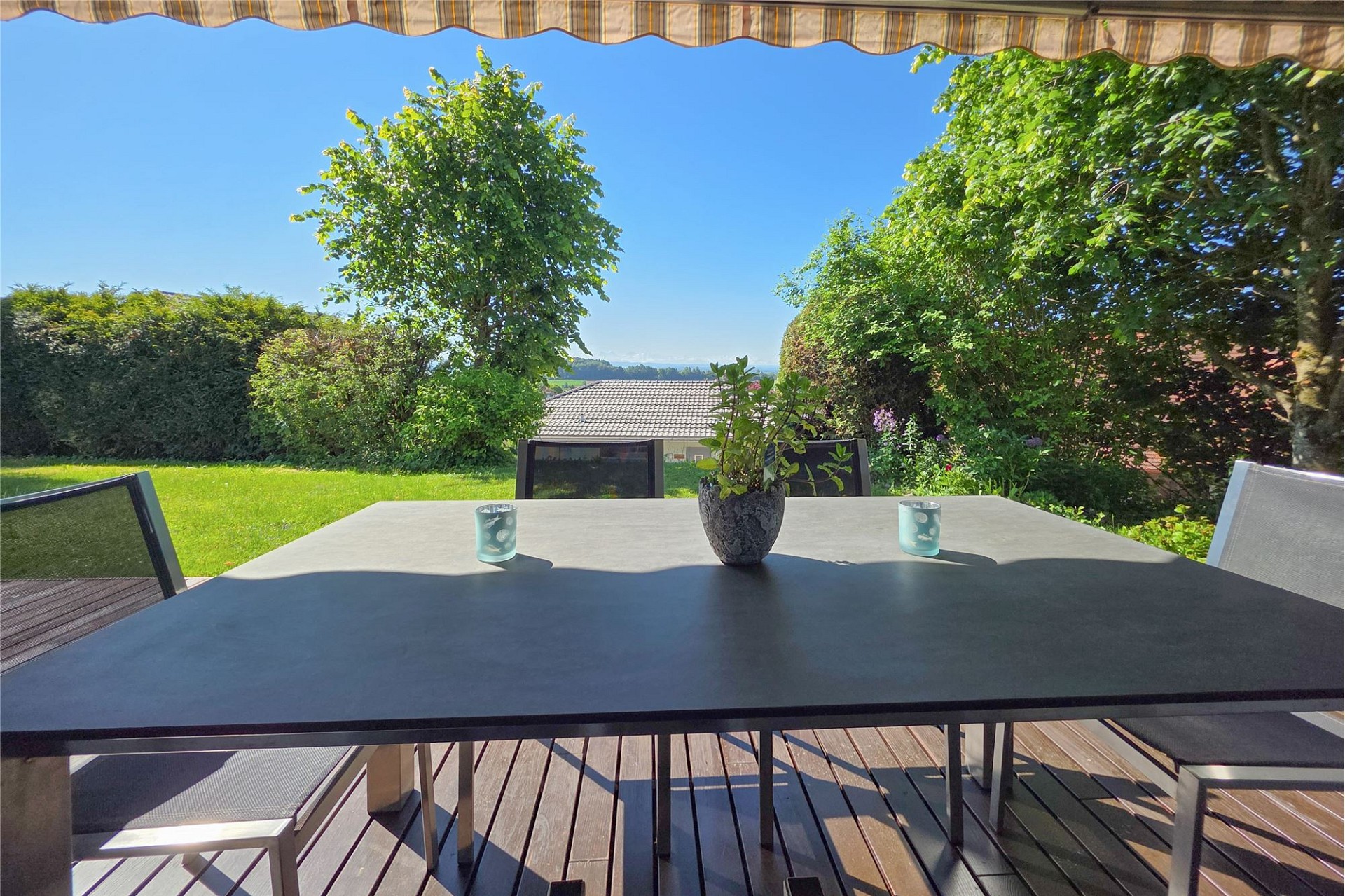Terrasse mit Gartenblick